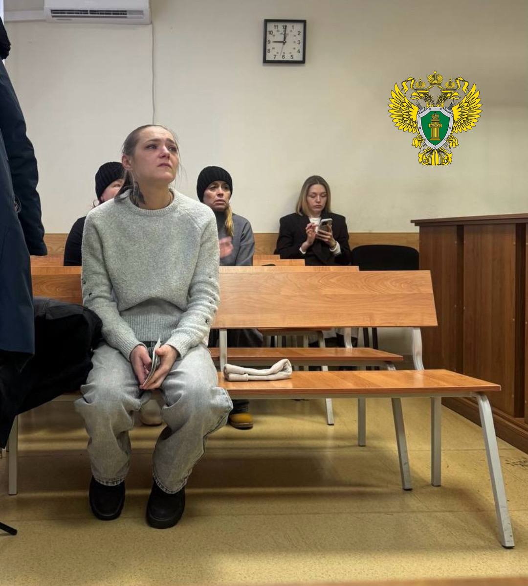 В Первоуральске вынесли приговор местной жительнице которая ударила женщину бутылкой по голове Евгения Гаскарова признана виновной в совершении преступления предусмотренного п з ч 2 ст 111 УК РФ Умышленное причинение тяжкого вреда здоровью выразившегося в неизгладимом обезображивании лица совершенное с применением предмета используемого в качестве оружия сообщает прокуратура Свердловской области 17 декабря 2024 года Гаскарова пребывая в состоянии алкогольного опьянения находилась в кафе где на танцполе устроила словесную перепалку с незнакомой женщиной Затем осуждённая купила бутылку с алкоголем подошла к сидящей к ней спиной потерпевшей и нанесла не менее одного удара сзади по голове В результате у потерпевшей остался рубец на левом виске обезобразивший лицо Эксперты расценили это как тяжкий вред здоровью Гаскарова вину не признала Первоуральский городской суд назначил ей наказание в виде 3 лет лишения свободы условно с испытательным сроком 3 года