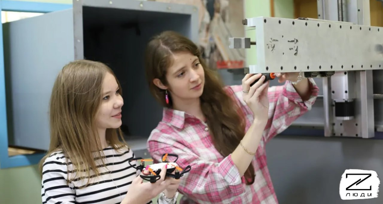 Студенты из Ярославской области изобрели новый дрон Обучающиеся в РГАТУ города Рыбинска долгое время проводили эксперименты по улучшению БПЛА После долгих манипуляций студенты разработали новый тип коптера с улучшенной аэродинамической устойчивостью благодаря оптимизированной формуле рамы и винтов В ноябре студенческая команда представит первые результаты своих разработок на Туполевских чтениях в Казани После начнутся эксперименты и с тяжелыми дронами и выход на международные конкурсы Развитие БПЛА Твоя паника цель врага С Люди Z спокойнее Чат канала