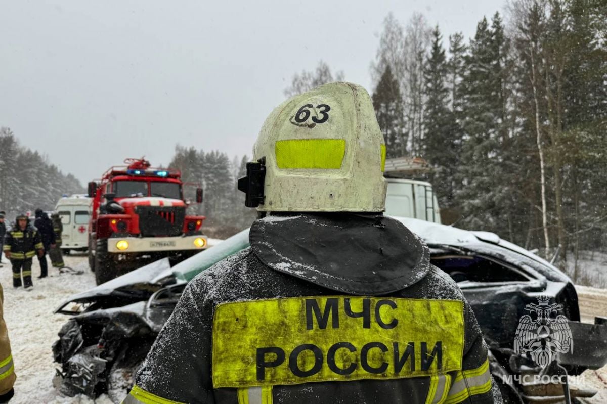 В соседнем регионе пассажирский автобус "Владимир – Иваново" попал в страшную аварию    В соседнем регионе пассажирский автобус «Владимир – Иваново» попал в страшную аварию. В ДТП также попали фура и легковушка. На данный момент известно о двух погибших и четырёх пострадавших.  ↗  Прислать новость   Подписаться