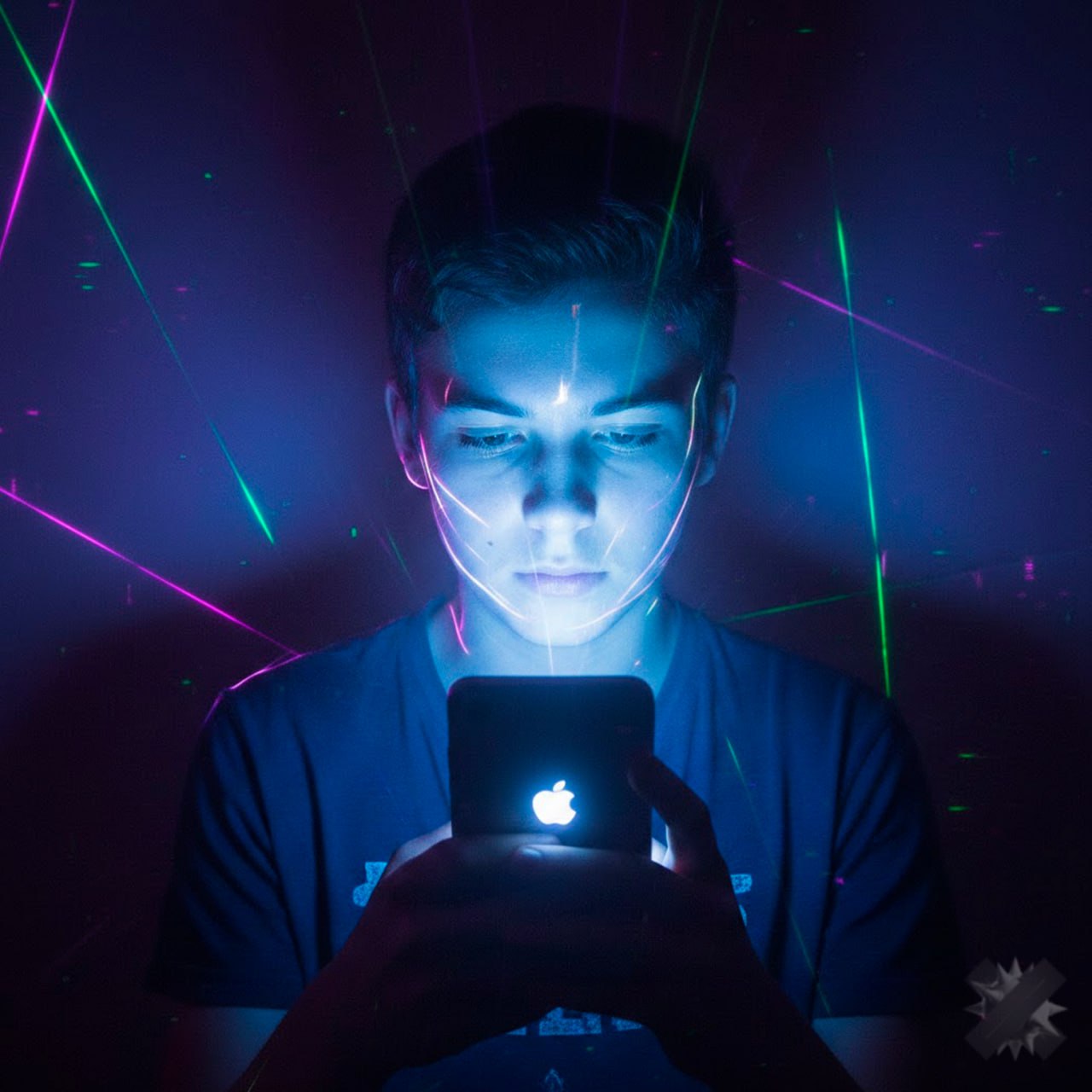 К 2050 году планету накроет эпидемия близорукости из за гирлянд и телефонов Исследование бьёт тревогу молодёжь всё чаще отказывается от верхнего света в пользу атмосферного ламп гирлянд и свечения экранов Это заставляет глазное яблоко растягиваться а привычка сидеть в телефоне в полумраке довершает дело Врачи советуют включать нормальный свет чаще бывать на улице и не зарываться лицом в смартфон нужно беречь зрение пох мне так очень вайбово НМШ