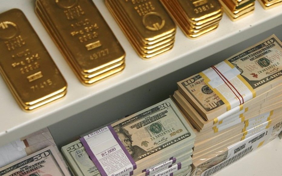 Минфин уменьшит объем покупки валюты до 1,5 млрд рублей в день С 6 июня по 4 июля ведомство планирует покупать иностранную валюту/золото в рамках бюджетного правила на общую сумму 28,3 млрд рублей С 13 мая по 5 июня Минфин покупает валюту и золото на 41,6 млрд рублей, по 2,3 млрд рублей в день. До этого, с 7 апреля, он продавал валюту и золото на 35,9 млрд рублей, ежедневный объем операций составлял эквивалент 1,6 млрд рублей. В июне Минфин ожидает, что нефтегазовые доходы будут ниже плана на 40,3 млрд рублей, а за май недобор составил почти 69 млрд. Это стало главной причиной сокращения закупок валюты.