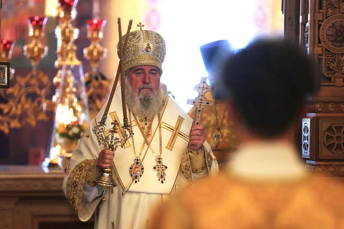 В храме святого равноапостольного великого князя Владимира состоялась праздничная Божественная литургия Службу провел епископ Новороссийский и Геленджикский Преосвященнейший Сергий. В литургии приняли участие председатель Совета города-курорта Вячеслав Вовк, депутат ЗСК Николай Морарь, представители мэрии и казачества, православные горожане. Также специально на праздничную службу приехал Василий Швец, под руководством которого создавался этот уникальный православный просветительский комплекс. Епископ Сергий поздравил собравшихся с Днем Крещения Руси и Днем памяти святого равноапостольного великого князя Владимира, пожелал здоровья, Божией помощи во всех добрых делах и начинаниях, мира и благоденствия. Светлое и радостное событие объединило более 100 анапчан. Напоминаем, что в 19:00 праздничные мероприятия продолжит концерт на сцене амфитеатра Крещенского парка.