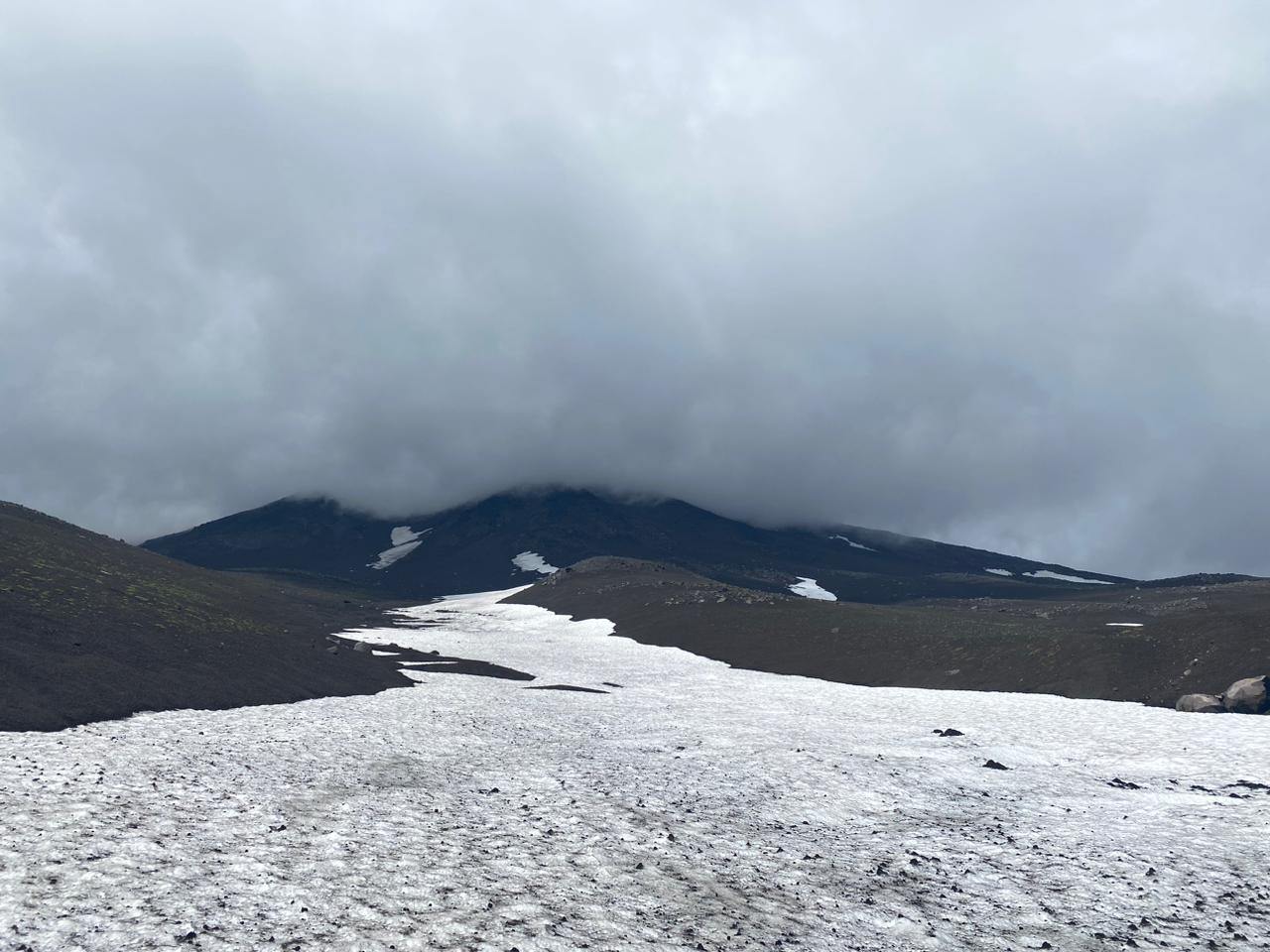 За год на Камчатке поставили на учет более 2700 туристических групп С января по декабрь 2025 года на Камчатке были зарегистрированы более 2700 туристических групп в количестве около 29000 человек из которых более 5000 детей более 800 иностранцев Среди наиболее популярных маршрутов восхождения на Авачинский Вилючинский вулканы горный массив Вачкажец Ключевскую сопку Мутновский вулкан сопку Горелую Спасатели также отмечают что теперь даже детские группы часто регистрируют походы и экскурсии включая выезды на Халактырский пляж РБК Восток в Telegram и MAX
