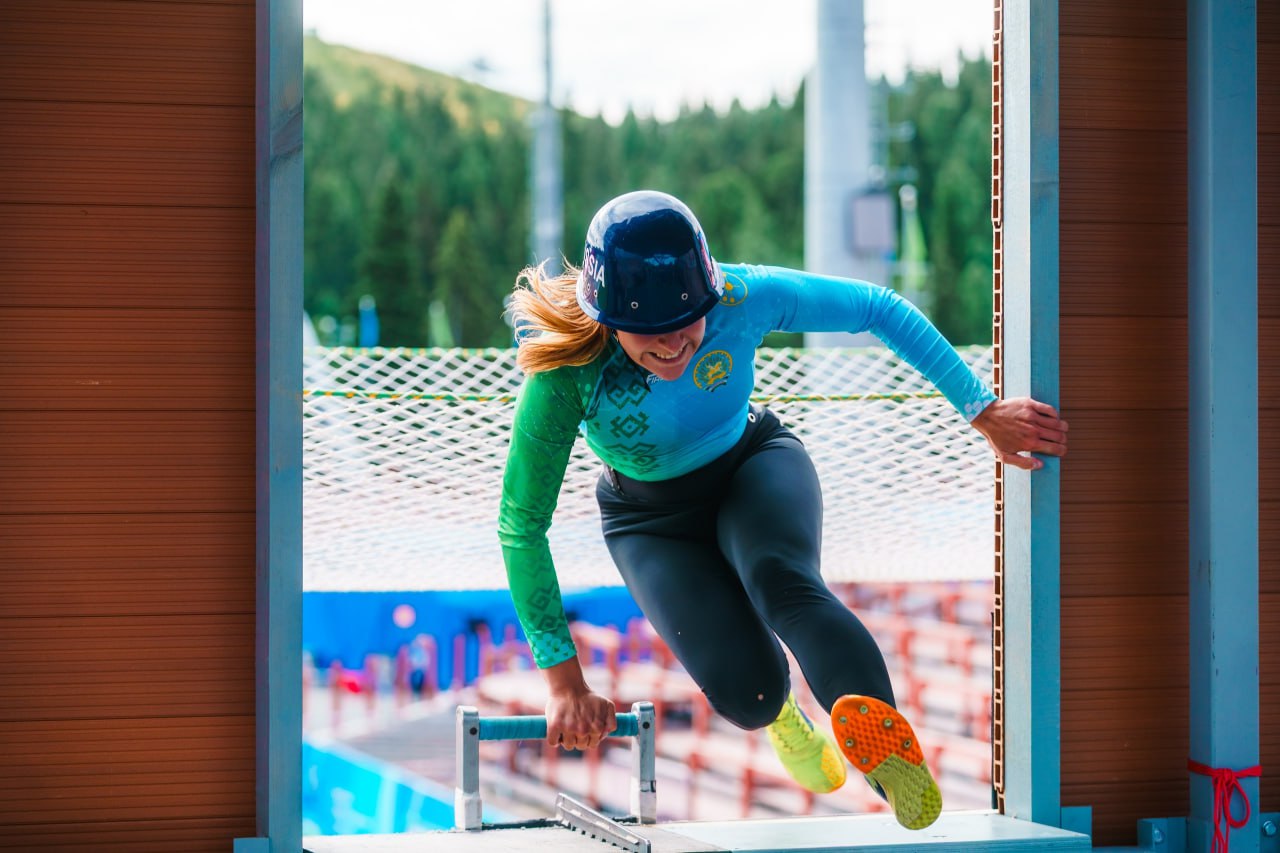 Югорчанка открыла «золотой счет» на Всероссийском чемпионате МЧС  Первую золотую медаль Всероссийского чемпионата МЧС по пожарно-спасательному спорту завоевала югорчанка, чемпионка мира Екатерина Чендакова.  Спортсменка с отрывом в три сотых секунды опередила соперницу из Свердловской области. Победный результат – 6,82 сек. Именно столько времени понадобилось чемпионке мира, чтобы с разбега «взлететь» на второй этаж учебной башни по штурмовой лестнице.  По словам золотой медалистки, победа дома далась более волнительно чем на чемпионате мира:   «Здесь груз ответственности больше, не хочется подводить болельщиков, которые пришли поболеть именно за меня, за Югру. С соперницами шли нога в ногу, и мне потребовалось максимальное усилие, чтобы мои ноги первыми коснулись земли».  Подробнее читайте тут!