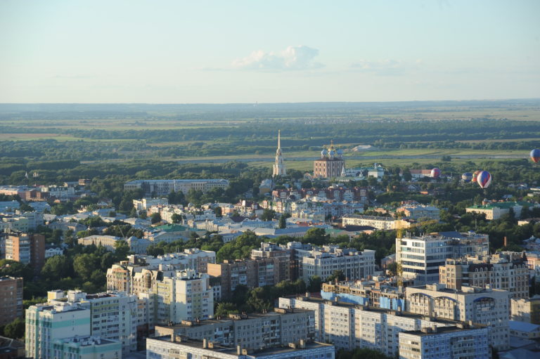 В Рязанской области планируют создать Совет по сохранению объектов культурного наследия Об этом на своей странице в соцсети сообщил вице губернатор региона Артем Бранов Он рассказал что в Совете Федерации РФ вместе с сенатором Сергеем Аноприенко принял участие в совещании по вопросу сохранения федеральных объектов культурного наследия религиозного назначения находящихся в неудовлетворительном состоянии Артем Бранов отметил что некоторые объекты разрушаются быстрее чем удаётся найти средства и инвесторов для их сохранения Идёт поиск новых мер по созданию условий для восстановления храмов и церквей В Рязанской области насчитывается порядка 3500 объектов культурного наследия Регион непрерывно работает по всем направлениям для их сохранения Взаимодействуем с Министерством культуры РФ участвуем в пилотном проекте с ДОМ РФ по вовлечению таких объектов в хозяйственный оборот сотрудничаем с митрополией и епархиями По 8 старинным церквям расположенным вне населённых пунктов есть решения о при