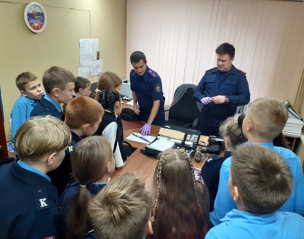Сотрудники следственного отдела по Пинежскому району провели правовой урок для карпогорских школьников Руководитель следственного отдела по Пинежскому району регионального следственного управления СКР Максим Ершов и старший следователь этого отдела Антон Смирнов организовали экскурсию в следственный отдел и занятие для учащихся шестого класса Карпогорской школы 118 Офицеры рассказали о деятельности органов СК России о работе криминалистов показав имеющуюся в распоряжении криминалистическую технику В ходе встречи сотрудники следственного отдела напомнили ребятам о том что важно быть внимательными и бдительными в сети Интернет особенно общаясь с незнакомыми людьми Рассказали учащимся о наиболее распространённых уголовно наказуемых деяниях совершаемых в отношении несовершеннолетних в том числе в информационно телекоммуникационных сетях Обратили внимание на правила безопасности при нахождении дома и в общественных местах а также вблизи водоемов Особый интерес у школьников вызвали следственный чемодан о содержимом которого в доступной форме рассказал руководитель следственного отдела а также возможность поступления в ведомственные учебные заведения Следственного комитета России Ребята задали интересующие их вопросы а также предложили систематически проводить подобные мероприятия способствующие правовому просвещению и профилактике преступлений