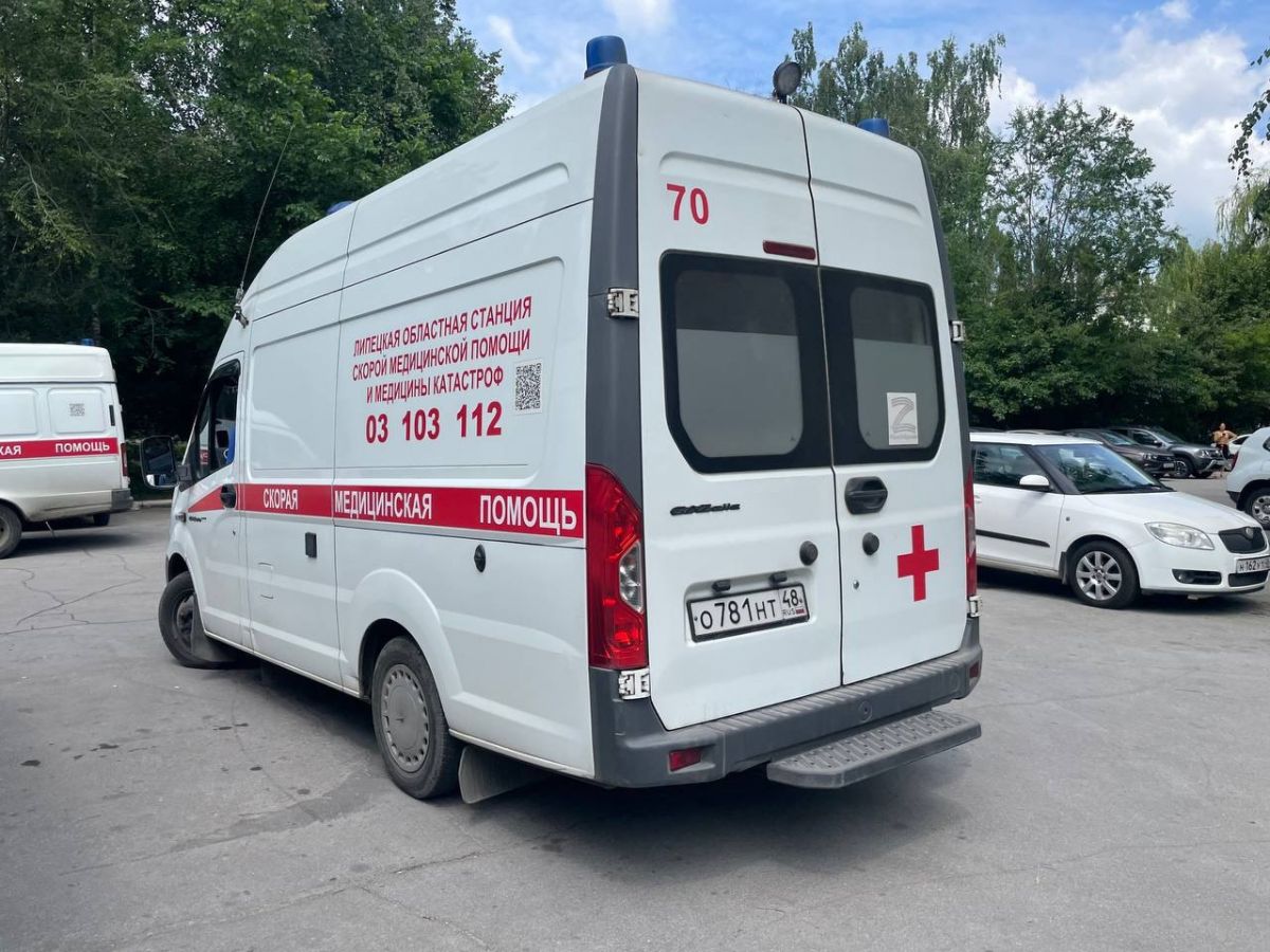 Упавший в Липецке с балкона юноша не погиб но находится на ИВЛ врачи борются за его жизнь newslipetsk ru fn 1717567 html Упавшему с балкона дома по улице Гагарина юноше удалось выжить однако он находится в тяжелом состоянии на ИВЛ Врачи липецкой БСМП борются за его жизнь Прислать новость Подписаться
