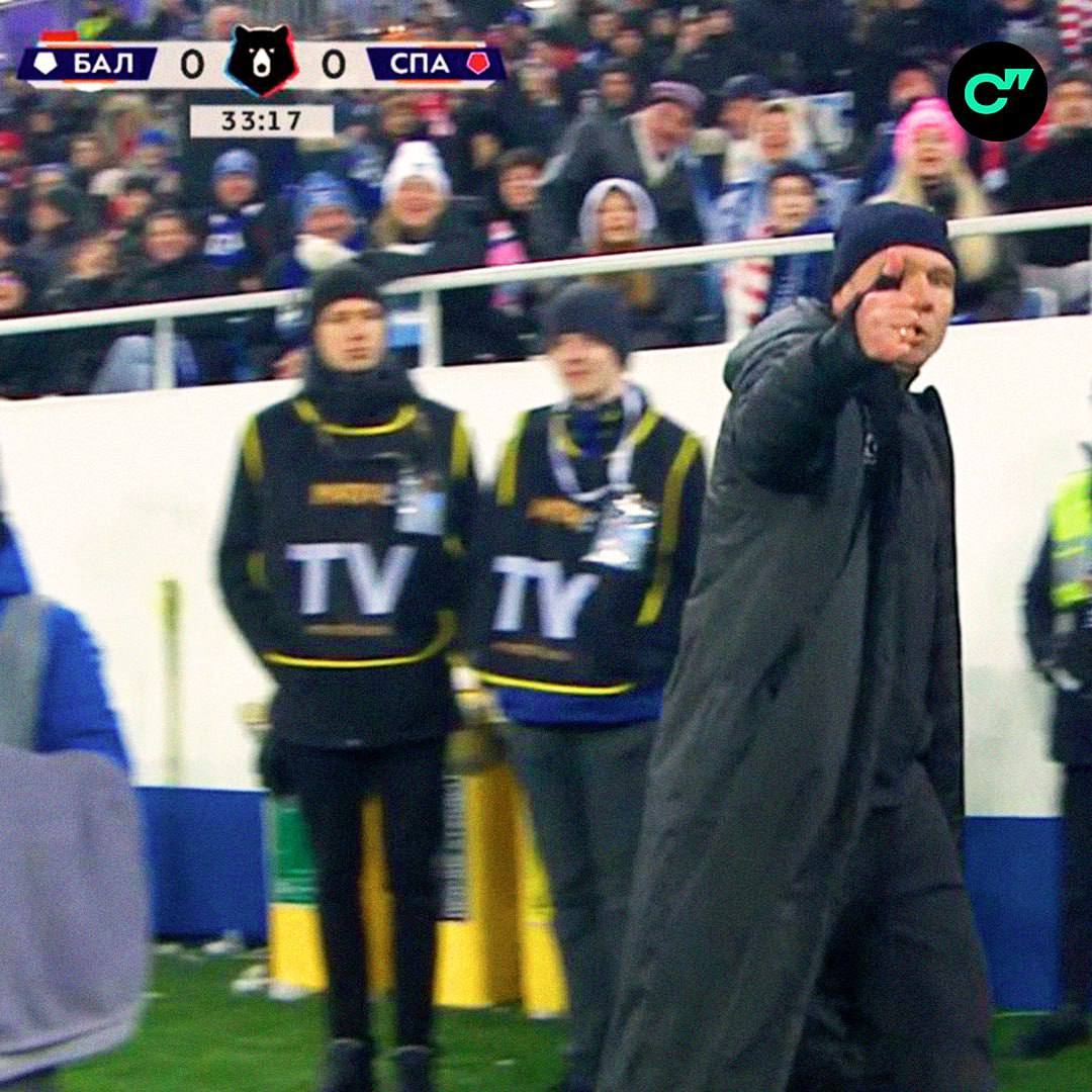 Талалаев получил красную карточку в матче со Спартаком за излишнюю эмоциональность в ответ он показал судье большой палец За пару минут до этого был удален игрок Балтики Манелов   Смотрите статистику матча в приложении ГОЛ