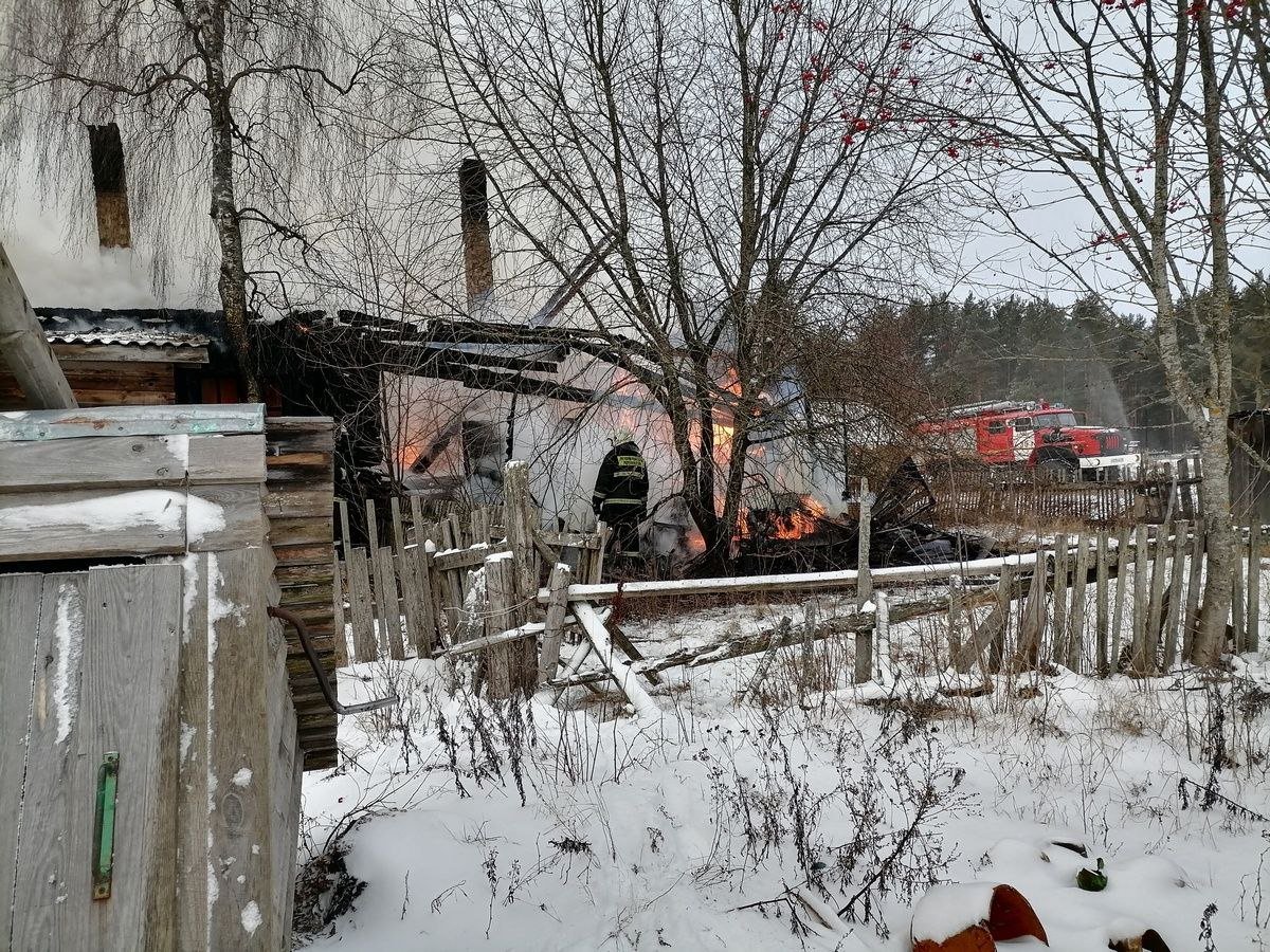 #Олонец #пожар      Страшный пожар случился вчера в поселке Ильинский.   Загорелся двухквартирный дом. Пожар тушили 13 человек.  Сообщается, что пострадавших нет. Но, судя по фото, дом сгорел дотла.