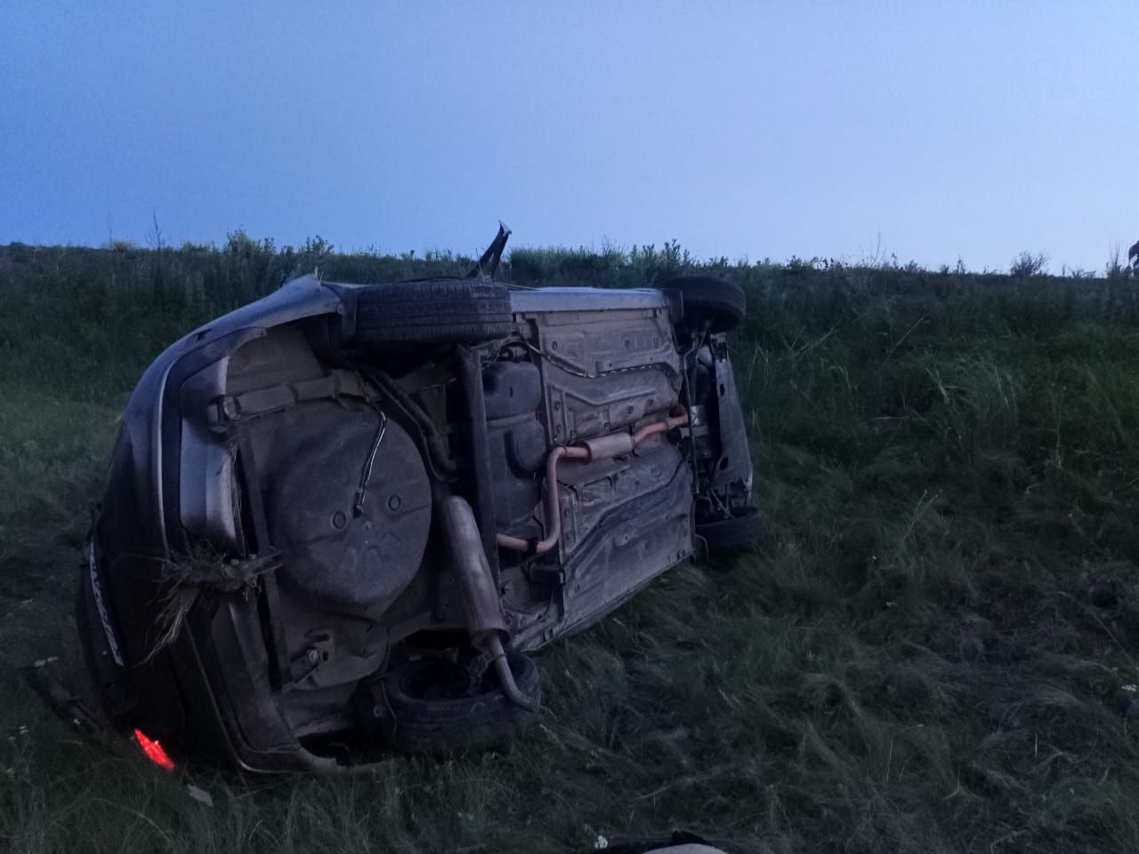 Сегодня ночью в Оренбуржье произошла смертельная авария. Два человека погибли #Про_Происшествия Авария произошла во втором часу ночи на автодороге «Новоорск-Энергетик». Об этом сообщают в региональном УМВД. Так, 39-летний водитель автомобиля «Лада Гранта» не справился с управлением и слетел в кювет, где машина перевернулась. В результате ДТП двое пассажиров погибли на месте происшествия. Водитель и еще один пассажир были госпитализированы. «В настоящее время на месте работают сотрудники полиции. Проводятся необходимые проверочные мероприятия для установления всех обстоятельств произошедшего», - отметили в областном УМВД. Фото: областное УМВД