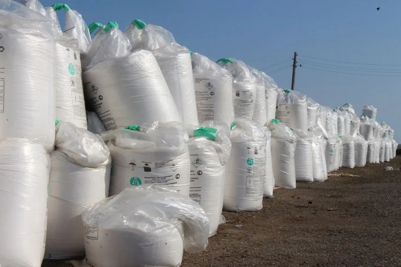 Правительство Алтайского края Для предстоящей посевной кампании аграрии Алтайского края закупили свыше 153 тысяч тонн минеральных удобрений Хозяйства края ведут подготовку к новому полевому сезону формируя запас материально технических ресурсов в том числе средств питания сельхозкультур На середину февраля сельхозтоваропроизводители региона закупили более 153 тысяч тонн минеральных удобрений Хозяйства уже обеспечили плановый показатель по фонду минеральных удобрений на 60 уточнили в региональном Минсельхозе Наиболее востребованные формы сложные азотные а также комплексные удобрения На предстоящий полевой сезон уже заготовлено почти 40 тысяч тонн жидких азотных удобрений За последние два месяца аграрии уже приобрели более 12 тысяч тонн аммиачной селитры около 4 тысяч тонн карбамида а также около 10 подробнее на канале Правительство Алтайского края