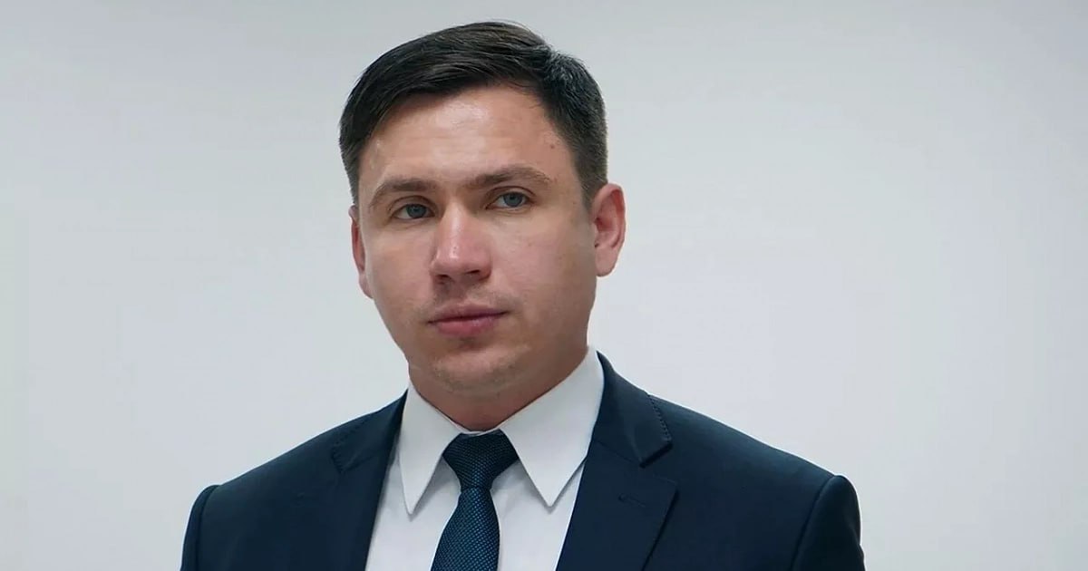 Обматеривший волонтеров Анапы экс-замминистра образования Кубани выдвинулся на праймериз «Единой России» Согласно опубликованным сведениям, Сергей Урайкин намерен баллотироваться в Совет депутатов Северского района. Он подал документы по Предгорному трехмандатному избирательному округу №6. Помимо Урайкина за возможность стать кандидатом от партии власти на осенних выборах намерены побороться еще 14 человек. Среди них – два действующих депутата: Александр Чернов и председатель райсовета Владимир Захарченко, а также работники сельских администраций, муниципальных казенных учреждений, начальник охранной службы и школьные педагоги. Напомним, что пост заместителя министра образования Кубани Сергей Урайкин покинул после скандала с волонтерами Анапы. Тогда в соцсетях появилось видео, на котором чиновник обматерил добровольцев. Позже он принес им извинения. Ранее Сергей Урайкин был замешан и в другом скандале: его задержали по подозрению в краже мобильного телефона в одном из столичных караоке-клубов. Сергей Урайкин / Telegram /фото/видео для публикации или заказать рекламу: «Утренний Юг»
