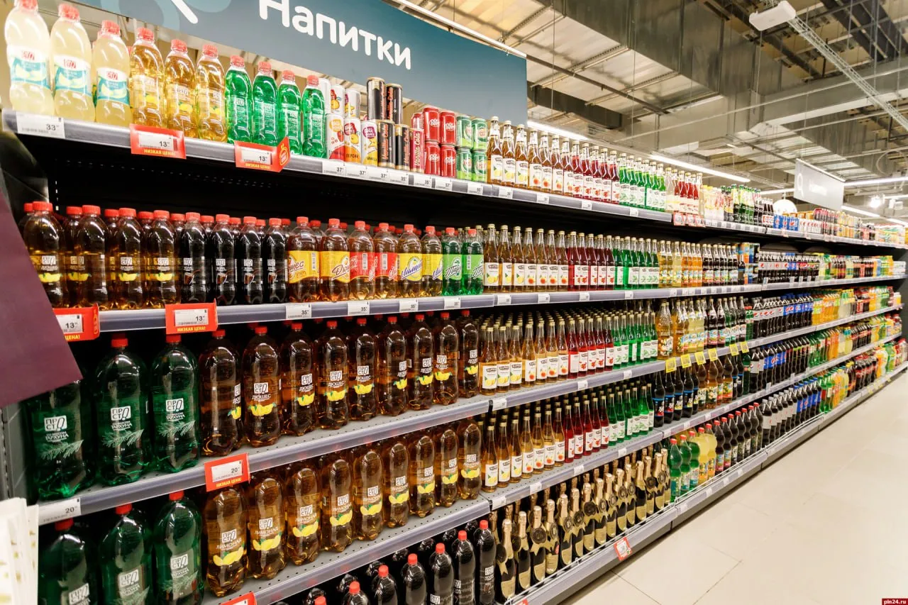В России появится ГОСТ на безалкогольные напитки Новый стандарт вступит в силу в январе 2028 года Он будет распространяться на морсы минералку соки и другие безалкогольные напитки кроме тоников энергетиков напитков брожения и квасов Согласно стандарту Доля этилового спирта в безалкогольных напитках должна составлять не более 0 5 от их объема При этом минеральных веществ и витаминов в напитке должно быть не менее 7 5 от средней суточной нормы А пищевых волокон от 1 5 грамма на порцию Осадок образующийся в процессе хранения напитка допустим но он не должен влиять на прозрачность жидкости Подписаться на truekpru Читать нас в MAКС