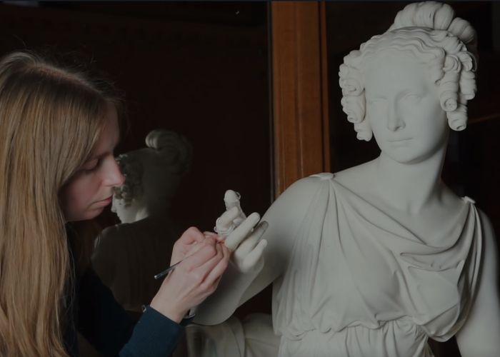 В Эрмитаже задержали посетителя повредившего палец портретной статуи супруги Николая I Александры Фёдоровны Композиция располагается на Октябрьской лестнице Зимнего дворца