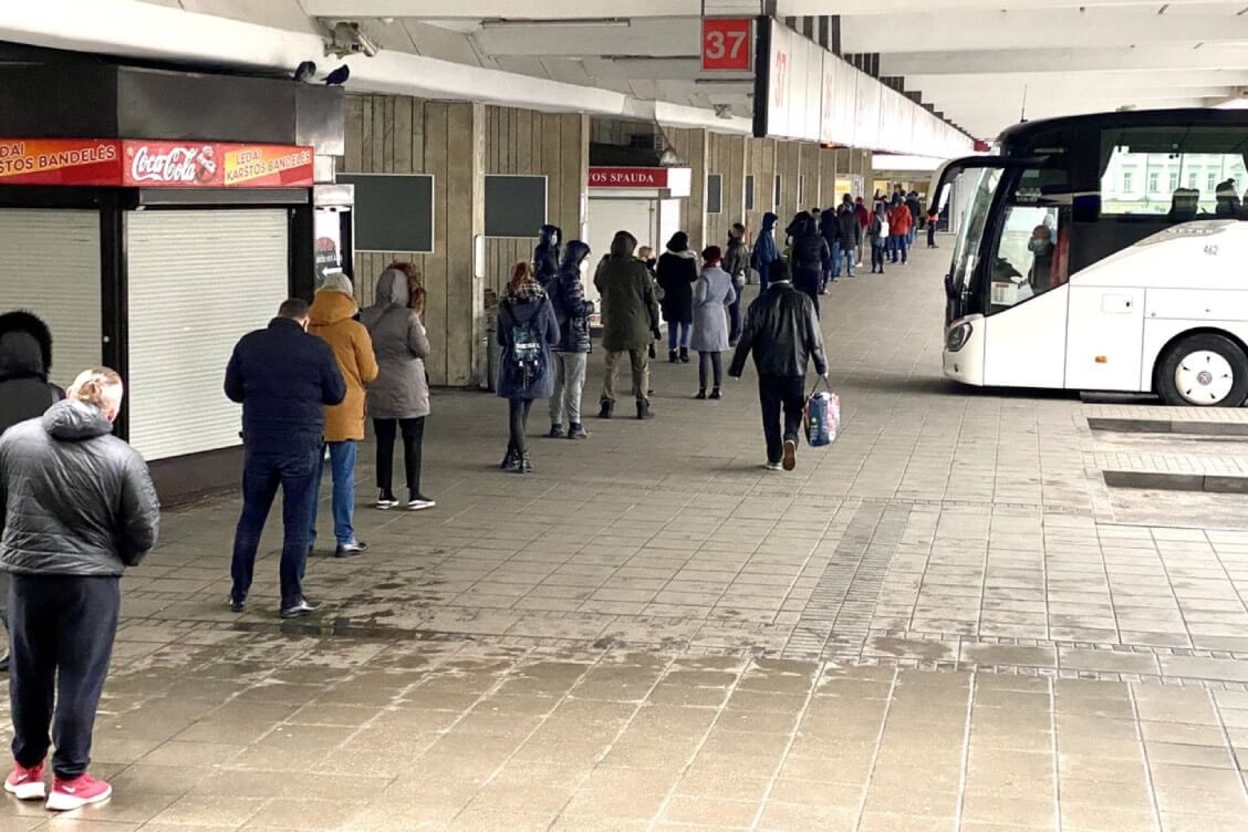 Массово отменяются автобусные рейсы между Минском и Вильнюсом  Государственное предприятие “Минсктранс“ с 14 августа “до получения необходимых разрешительных документов“ приостанавливает выполнение отдельных рейсов из белорусской столицы в литовскую и обратно, сообщается в телеграм-канале перевозчика.  Речь о рейсах из Минска — в 1:50, 10:20 и 12:00, а также из Вильнюса — в 8:00, 17:30 и 18:00.  Отмечается, что “по возможности ранее приобретенные билеты будут переоформлены на другие доступные рейсы либо будет обеспечен возврат их полной стоимости“.   Ранее белорусский новостной транспортно-логистический портал Infotrans Media Belarus сообщил, что перевозчик Eurolines отменил еще 10 рейсов между белорусской и литовской столицами.    Подробности    Без VPN   lrytas.lt