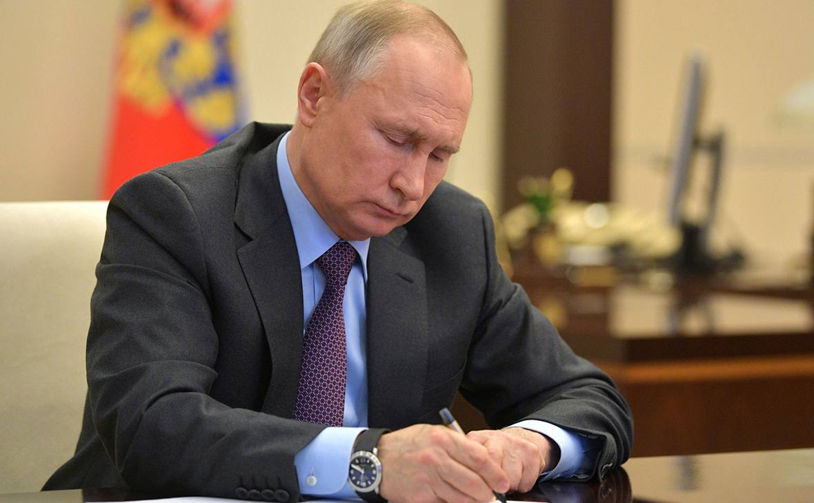 Владимир Путин подписал закон, обязывающий управляющие компании отчитываться перед жильцами  Закон также предполагает, что УК обязана предоставлять отчёт о своей деятельности в ГИС ЖКХ или региональной информационной системе.  Перечень сведений, которые обязательно должны быть отражены в отчёте, будет определять Минстрой РФ.  Требование для управляющих компаний начнёт действовать с первого квартала 2026 года.  - Ваши истории, видео, запросы на размещение рекламы и объявлений присылайте в