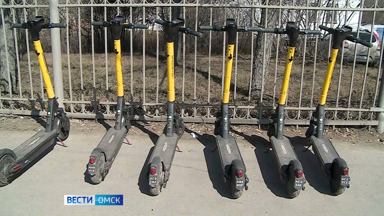 В Омске обсудят вопрос парковок и электросамокатов Публичные слушания будут направлены на внесение изменений в правила благоустройства города Несмотря на конец сезона двухколесного транспорта дискуссии в этой сфере в самом разгаре Инициатива городских властей предполагает упорядочить парковку самокатов и организовать ее в специально отведенных местах Нарушение этих требований будет караться штрафом Брошенные самокаты как и неправильно припаркованные автомобили будут эвакуироваться при этом все расходы лягут на их владельцев Написать в редакцию Читать Вести Омск в МАХ