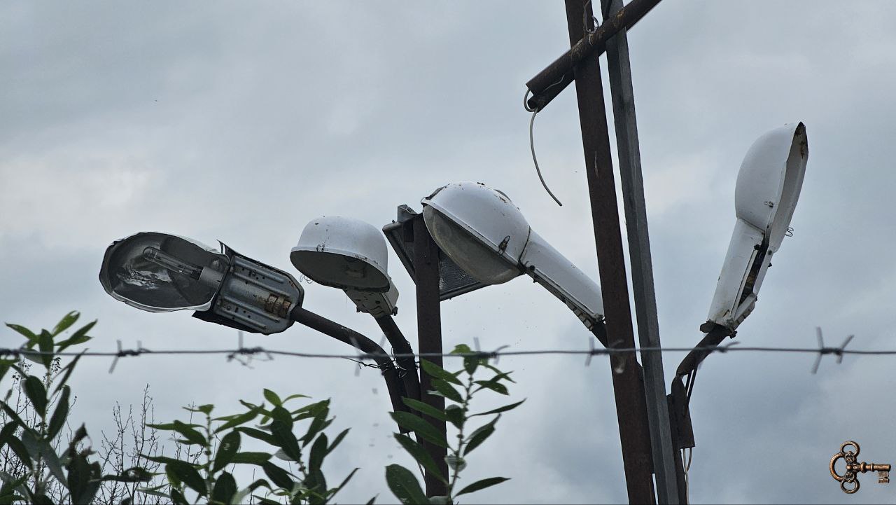 В связи с многочисленными жалобами горожан на освещение в Великом Новгороде на очередном заседании городской думы 26 ноября депутаты заслушают информацию администрации о состоянии освещения Новгородцы сообщают о проблемах во время личных встреч и депутатских приёмов а также в социальных сетях У депутатов вызывает обеспокоенность положение дел с уличным освещением Ожидается подробный доклад по ситуации