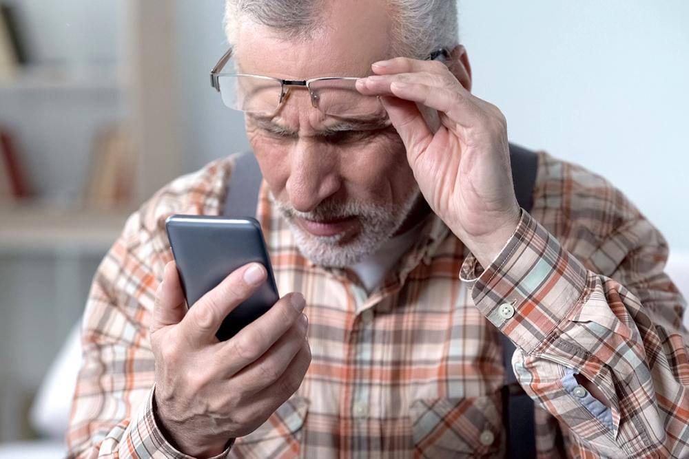 Названы самые распространенные схемы мошенников в 2025 году  Самой популярной по прежнему является схема с переводом денежных средств на безопасный счет Преступники звонят жертве и под видом сотрудников правоохранительных органов госучреждений или банков сообщают о сомнительных банковских операциях Они могут угрожать привлечением к уголовной ответственности за помощь ВСУ и применять другие психологические приемы  Другая популярная схема якобы инвестирование денег в криптовалюту Аферисты представляются успешными брокерами и предлагают жертвам свои услуги по управлению их счетами На самом деле они подделывают информацию о прибыли в личных кабинетах Как только жертва вносит деньги мошенники блокируют доступ к кабинету и забирают средства  Также широко распространены хищения через торговые площадки в интернете Мошенники отправляют жертве фишинговые ссылки после чего получают информацию о банковской карте и похищают деньги bankofossetia