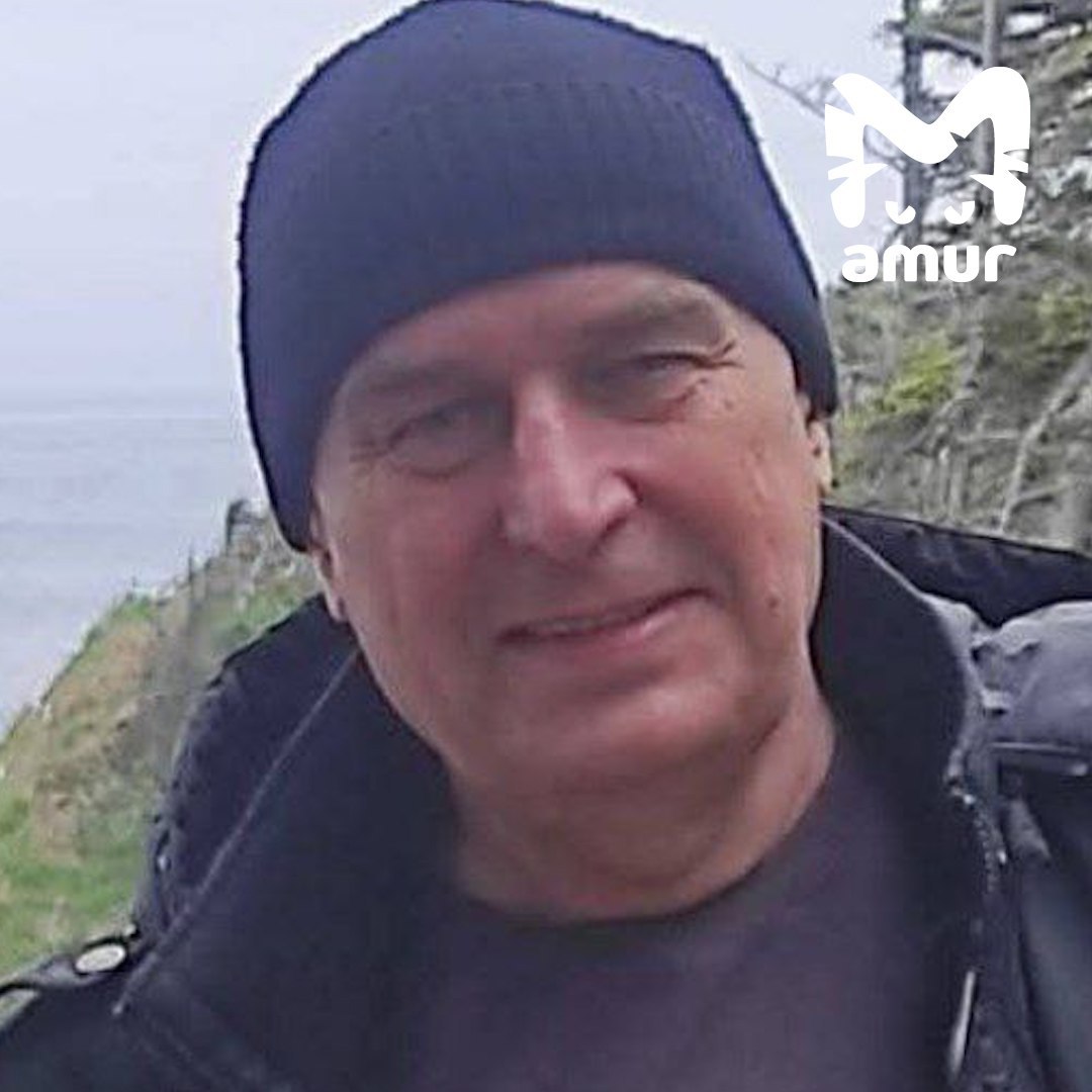 Сахалинский айтишник пропал в Таиланде перед днём рождения Игорь Ярыш работает в крупной фирме в Паттайю решил смотаться чтобы отдохнуть на недельку Но на обратный рейс до Хабаровска не явился хотя в автобусе до аэропорта его видели Исчез Игорь прямо перед своим 59 летием дозвониться до него не могут даже самые близкие Сейчас его ищет полиция   Подписывайся на Amur Mash