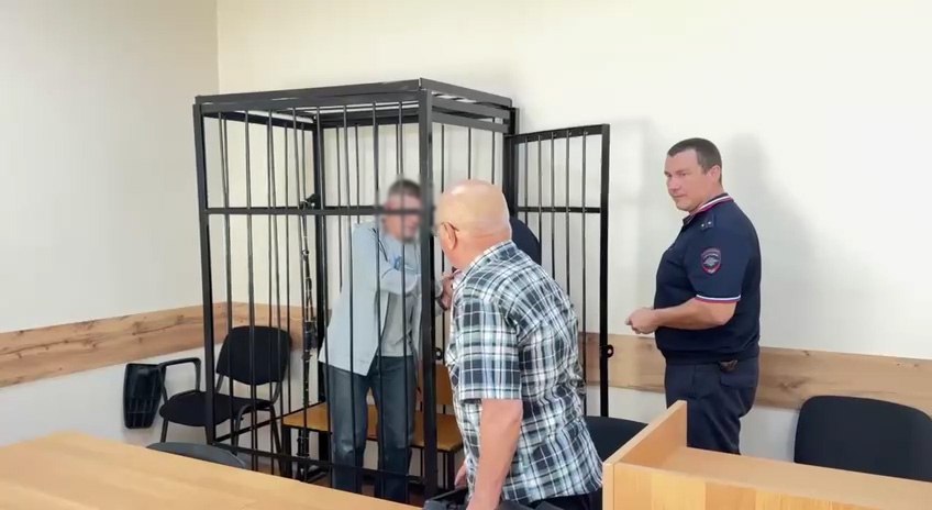 В Благовещенске за разбой осужден особо опасный рецидивист Прокуратура г. Благовещенска поддержала государственное обвинение по уголовному делу в отношении местного жителя по ч. 1 ст. 162 УК РФ разбой, совершенный с угрозой применения насилия, опасного для жизни и здоровья . В суде установлено, что 53-летний мужчина 25 апреля 2025 года, будучи ранее неоднократно судимым, находясь в состоянии алкогольного опьянения, пришел в магазин "Виноводочный", достал из кармана игрушечный пистолет и направил его в сторону кассира, потребовав дать спиртное. Продавец восприняла угрозу реально выполнила требования злоумышленника, после чего последний скрылся с места преступления. С учетом позиции государственного обвинителя суд признал мужчину виновным и назначил наказание в виде 3 лет 6 месяцев с отбыванием в исправительной колонии особого режима. Приговор не вступил в законную силу.