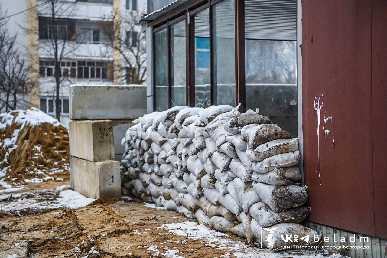 За время СВО на защитные сооружения в Белгородской области потратили 346 млн рублей.  Всего в регионе установлено более 2500 наземных укрытий. Из них 1413 — модульного типа, а 1115 — из блоков, мешков и ящиков с песком. К некоторым из них есть вопросы.   Также для безопасности жителей подготовлено 7625 подземных укрытий.