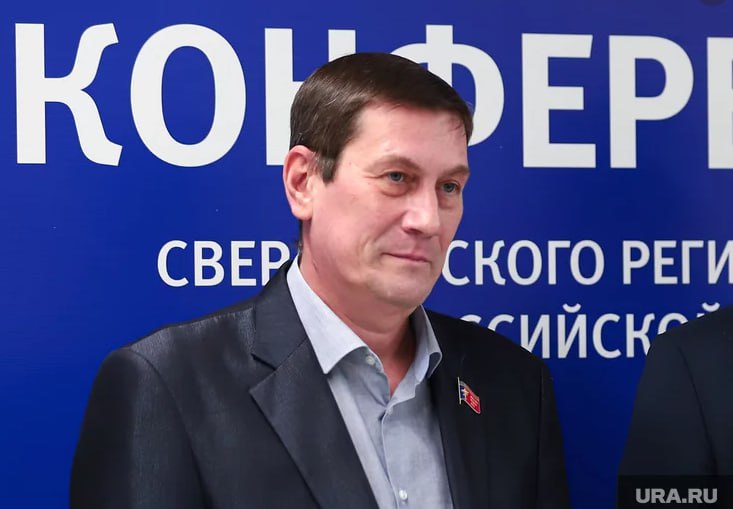 Свердловский депутат заявил, что его побил мэр. Накануне в администрации Среднеуральска заседал политсовет местной «Единой России», глава города Стасенок  по совместительству секретарь отделения  решил сменить председателей всех «первичек»  и в итоге сделал это . Спикеру думы Бикташеву  на фото  идея не понравилась, завязался спор. Стасенок сказал, что Бикташев недостоин поста спикера, злоупотребляет алкоголем и полномочиями  в частности, ездил на служебной машине в аэропорт, будучи в отпуске , а тот напомнил, как глава пытался перед Новым годом выписать себе премию в миллион рублей  эта информация тогда не подтвердилась . В какой-то момент Бикташев не выдержал и пошел к выходу. И у него якобы вырвалось: «Козлина». Стасенок не стерпел.   «В коридоре он [Стасенок] меня толкнул, я влетел в дверь. Травматологи и неврологи диагностировали у меня черепно-мозговую травму», – говорит Бикташев. По слухам, он написал заявление в полицию.  «Никакого рукоприкладства и насилия точно не было. Могу лишь подтвердить, что в коридоре произошла словесная перепалка. Доказательства у меня есть», – парирует Стасенок.  Бикташев считается протеже его главного оппонента — владельца крупной управляющей компании Липина. Его влияние на городские процессы Стасенок старается минимизировать с тех пор, как стал мэром. Депутаты избрали его в сентябре 2023-го. Стасенка стабильно относят к числу глав, имеющих положительные оценки от руководства региона.  Главный политический канал Урала