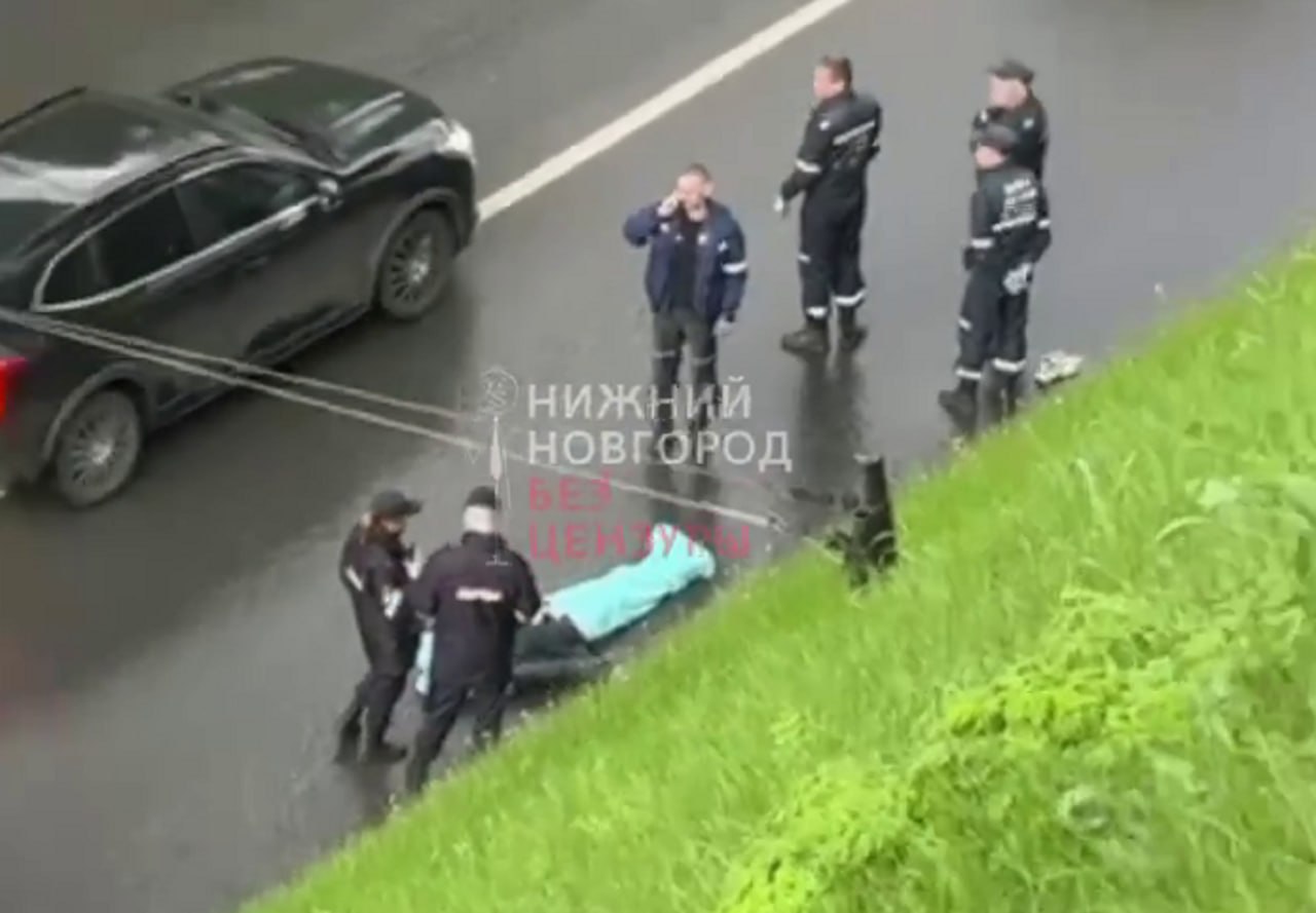 В Нижнем Новгороде мужчина насмерть разбился, упав с пешеходного моста через Зеленский съезд. На месте трагедии работают правоохранители и скорая помощь. Как сообщают очевидцы, тело мужчины без признаков жизни лежит прямо на проезжей части. Рядом разбросана его обувь. Как именно и почему разбился мужчина — на текущий момент официальной информации у ведомств нет. Как рассказал источник в экстренных службах, на месте работает следственно-оперативная группа. По нашей информации, погибшим оказался нижегородец, которому был всего 31 год. Фото: Нижний Новгород без цензуры
