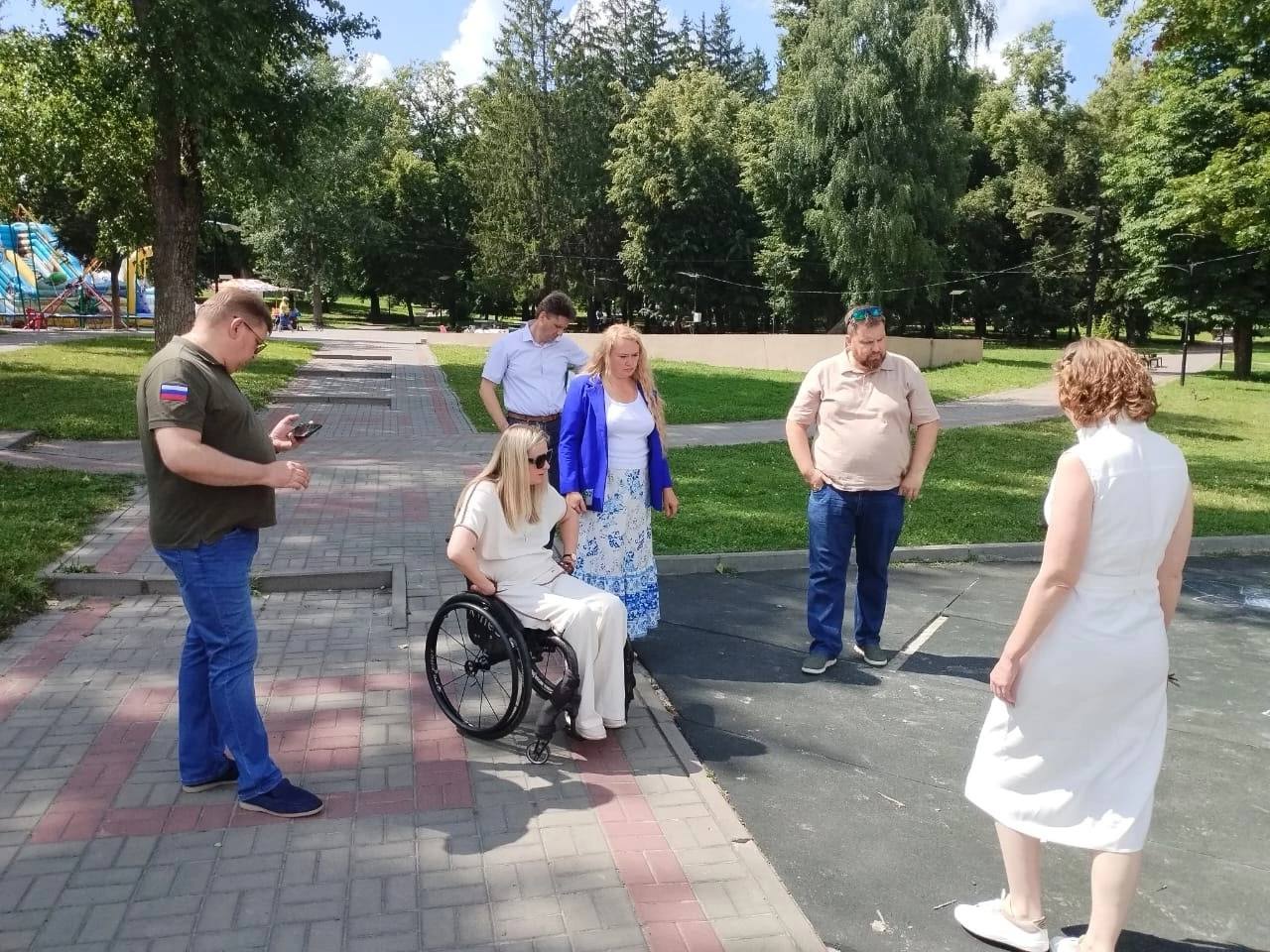 В Курске уберут бордюры, мешающие инвалидным коляскам у 1-й поликлиники После совместного мониторинга, проведённого Уполномоченным по правам ребенка Натальей Листопадовой, представителями общественных организаций, родительским сообществом и врио советника губернатора Анной Гладилиной, выявлены барьеры у 1-й поликлиники — высокие бордюры мешают передвижению людей с инвалидностью. Администрация города взяла обязательство оперативно решить данную проблему. Фото: страница в ВК Натальи Листопадовой