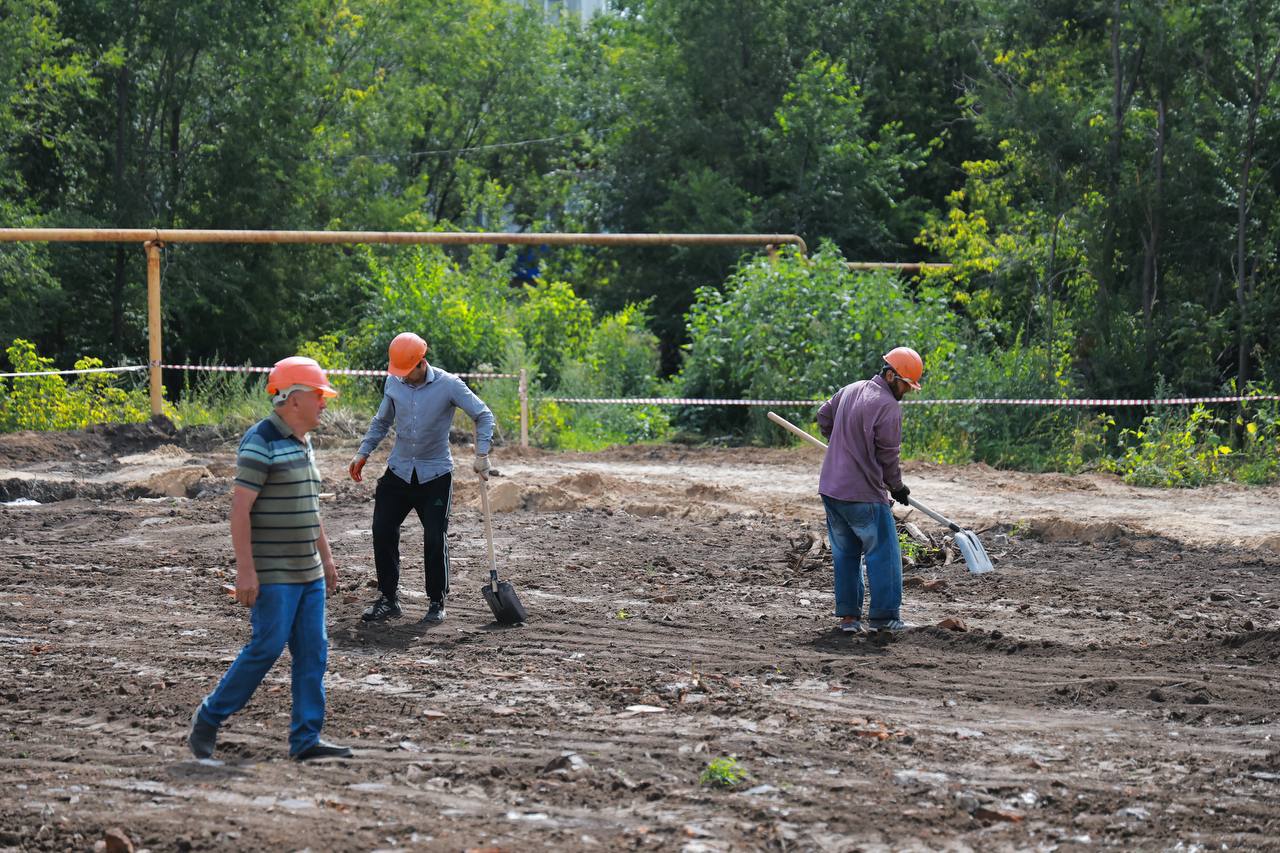 Строительство спортобъектов в Сызрани – здесь тоже с проверкой. В городе очень низкая обеспеченность спортивными сооружениями. Поэтому приняли решение и в этом году начали возводить универсальный зал. В нем можно будет заниматься самбо, дзюдо, борьбой, игровыми видами спорта. Это будет первый такой объект в районе Образцовской площадки. Сдача запланирована на вторую половину осени. Однако остался крайне недоволен отношением подрядчика к исполнению обязанностей. На данный момент территория расчищена, площадка подготовлена, осуществлена привязка планируемого объекта к территории с учетом будущих коммуникаций. Сооружение быстровозводимое, но, тем не менее, нельзя терять ни одного дня. Мы готовимся к международному форуму «Россия – спортивная держава» и строим в регионе сразу 100 объектов. Для нас важно не только принять гостей, но и создать современные условия для занятий спортом для жителей.
