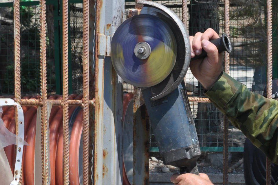 В Челябинске оштрафовали работника ресторана за спил ограждения болгаркой В Челябинске вынесли штраф на 50 тысяч рублей по делу о повреждении дорожного забора. Об этом сообщил заместитель мэра по развитию дорожной инфраструктуры Дмитрий Агеев. Он также уточнил, что в ближайшее время будут рассмотрены ещё два административных протокола, связанных с этим инцидентом. Ранее сотрудник ресторана, расположенного рядом с домом №5 на улице Воровского, несколько раз срезал ограждение с помощью болгарки.