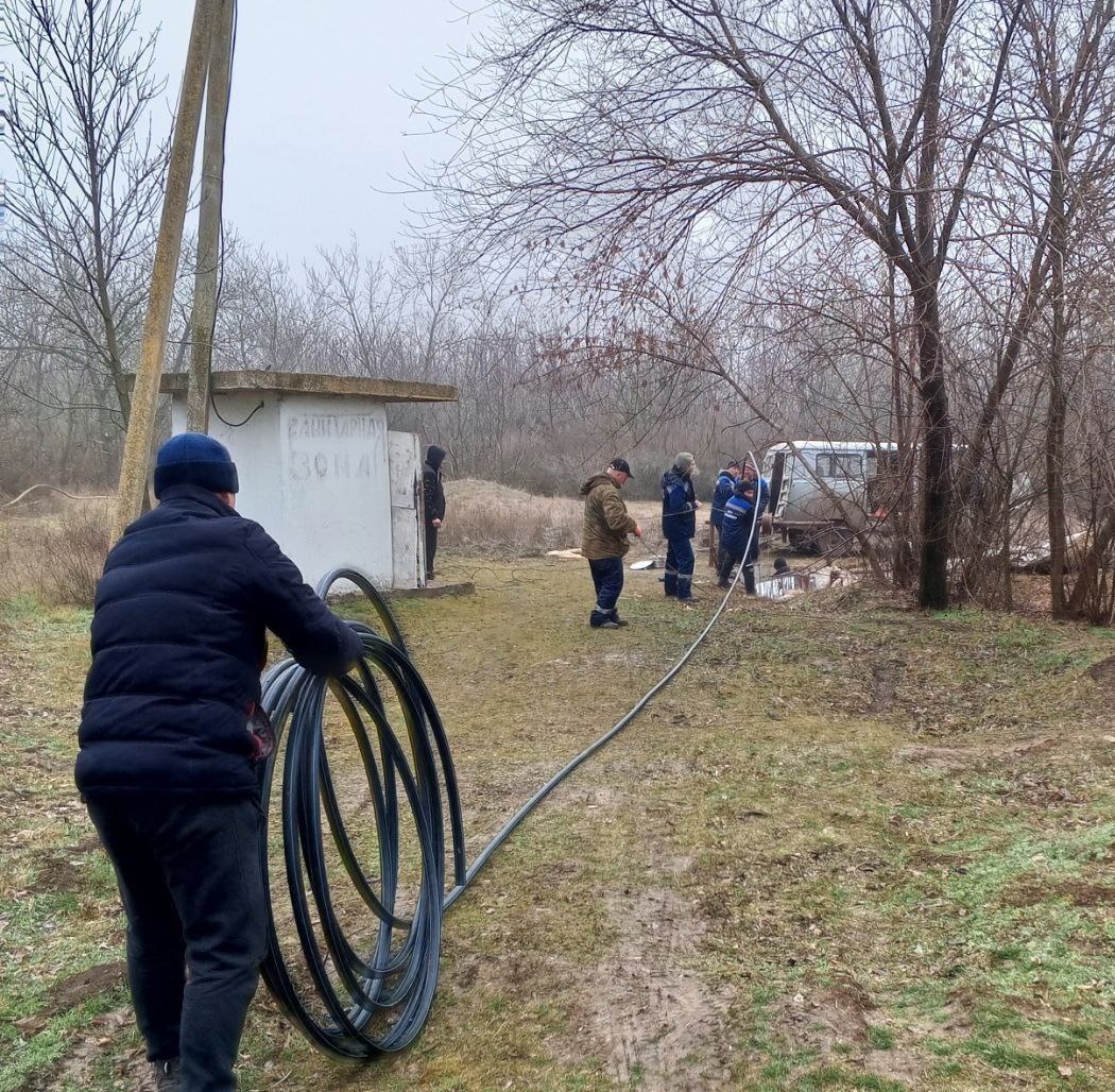 В селе Вербы Нижнесерогозского округа специалисты "Облводоканала" провели ремонт на скважине  Комплекс ремонтно-восстановительных мероприятий включал в себя ремонт и установку водонапорной колонны, насоса и электрического кабеля на артезианской скважине.  "Благодаря усилиям аварийной бригады водоснабжение в населенном пункте было полностью восстановлено", — сообщили в Нижнесерогозской администрации.    ПОДПИСАТЬСЯ НА ТАВРИЮ