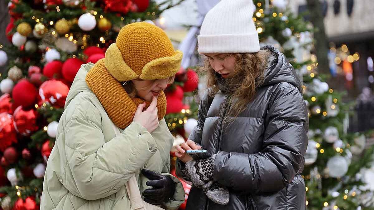 Мошенники начали похищать данные с помощью новогодних поздравлений Основным приемом злоумышленников стала манипуляция эмоциями Ожидание открытки от друзей или коллег ослабляет бдительность Одним из распространенных сценариев является письмо от службы доставки с новогодним сюрпризом для получения которого необходимо открыть вредоносную накладную Подпишись control zakupka