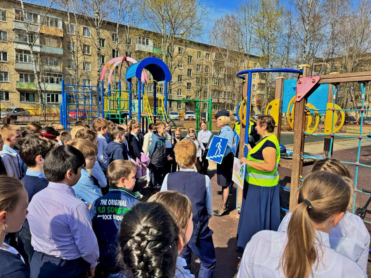 В Красногорске школьникам напомнили о правилах безопасности на дорогах В гимназии №15 города Красногорска прошла профилактическая беседа с учениками 4-х классов. Цель мероприятия – напомнить детям о важности соблюдения правил дорожного движения и повысить их безопасность на дорогах. В ходе встречи представитель РОО СБДД и сотрудники Госавтоинспекции подробно разобрали с ребятами правила поведения для пешеходов, уделив особое внимание безопасности во дворовых территориях, где дети часто играют и передвигаются самостоятельно. Особое внимание было уделено правилам перехода проезжей части, использованию световозврашающих элементов на одежде в темное время суток. Помимо этого, автоинспекторы напомнили школьникам о правилах дорожного движения для самокатчиков и велосипедистов. Ребятам рассказали о необходимости использования защитной экипировки, езде только по специально отведенным дорожкам или тротуарам и соблюдении скоростного режима. «Наша задача – научить детей быть ответственными участниками дорожного движения, – отметила Мария Оськина. – Профилактические беседы, подобные этой, помогают закрепить знания, полученные на уроках, и сформировать у детей правильное поведение на дорогах».