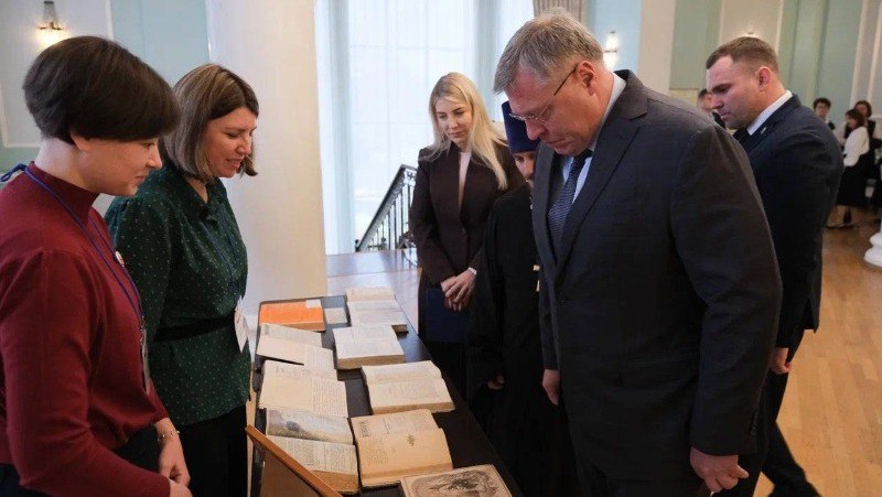 В Астрахани стартовали Рождественские чтения о воспитании и традициях В Астрахани открылись Рождественские образовательные чтения посвящённые важности просвещения и духовно нравственного воспитания детей В форуме приняли участие около 500 гостей священники педагоги представители власти и соцсферы В программе выставки детских работ и фотографий храмов Губернатор Игорь Бабушкин отметил что современной молодёжи важно сохранять традиционные ценности и национальное самосознание а школы и вузы активно возвращают воспитательные функции Образование по его словам должно строиться на уважении к Родине и традициям Мы живём в эпоху глобальных изменений когда традиционные ценности подвергаются серьёзным испытаниям Массовое распространение псевдокультур ставит перед нами новые вызовы Сегодня как никогда важно сохранить наше национальное самосознание и культурный код Мы обязаны вырастить поколение способное самостоятельно мыслить сопереживать ближним и отвечать за будущее своей страны отметил глава региона Подробнее читайте на нашем сайте Астрахань 24 в МАХ