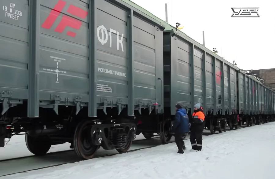 УралВагонЗавод выполнил первый контракт на поставку инновационных вагонов Урал 40 новейших восьмиосных полувагонов Урал с конвейера УВЗ отправились к заказчику Федеральной грузовой компании Восьмиосный полувагон модели 12 5991 не имеет аналогов в России Его характеристики и инновационная конструкция повысят провозную способность железных дорог Грузоподъемность Урала 151 тонна суммарный объем кузова 176 м³ Подробнее Подпишись на MASHNEWS