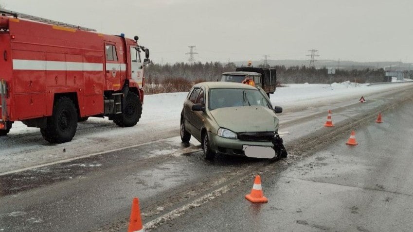 Двух человек госпитализировали после ДТП в Кольском районе  Около 9 утра на 1335 км трассы "Кола", недалеко от съезда к Пушному, столкнулись "Лада" и "Ниссан". В результате японский автомобиль опрокинулся в кювет, сообщили в Управлении по ГОЧС и ПБ Мурманской области.  Фото: Управление по ГОЧС и ПБ Мурманской области    Подпишись — Вести Мурман