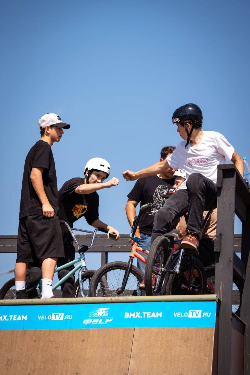 Роман Востриков – серебряный призер первенства России по BMX-фристайлу В Саранске состоялось первенство России по велосипедному спорту в дисциплине BMX-фристайл. В соревнованиях приняли участие спортсмены из семи регионов страны в двух возрастных группах – 13-14 и 15-16 лет. Представитель Красноярского края Роман Востриков стал серебряным призером среди юношей 15-16 лет. Первое место здесь занял Артём Гарагуля из Москвы, третьим стал Андрей Ашихмин из Кировской области. Добавим, в шаге от пьедестала почета остановился другой красноярский спортсмен Федор Косилов, занявший четвертое место.