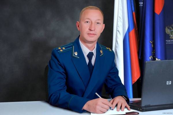 Выпускник СГЮА Александр Спицын назначен на должность прокурора Смоленской области. Соответствующий указ подписал президент Российской Федерации Владимир Путин. Службу в органах прокуратуры Александр Викторович начал в 2005 году в прокуратуре Ярославской области. Имеет классный чин старшего советника юстиции. До назначения на эту должность являлся заместителем прокурора Запорожской области. Поздравляем и желаем новых профессиональных успехов! #лучшееюридическое #сгюа #саратов