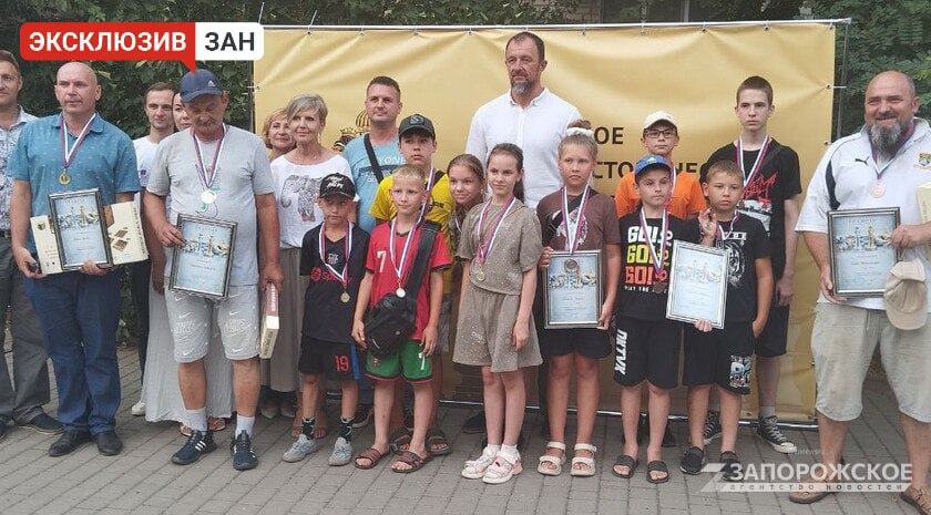 Новая общественная шахматная зона открылась в Бердянске Открытие новой общественной шахматной зоны состоялось в Бердянске, передает корреспондент Запорожского агентства новостей с места события. «Сегодня, в честь Международного дня шахмат, в парке Гайдара проходит великолепное мероприятие под эгидой Российского военно-исторического общества. Открываются новые шахматные столы, на них проходит турнир, в котором приняло участие большое количество желающих. В целом шахматный спорт очень развит в Бердянске», — сообщил глава Бердянского городского округа Андрей Ковганко. Для зрителей турнира и жителей микрорайона была организована развлекательная программа при поддержке цирковой студии «Зефир» и ДК «Нефтехимик». Был проведен и небольшой турнир, победителей которого отметили грамотами и призами от администрации округа. Читать полностью , VK и ОК и читайте новости на нашем сайте