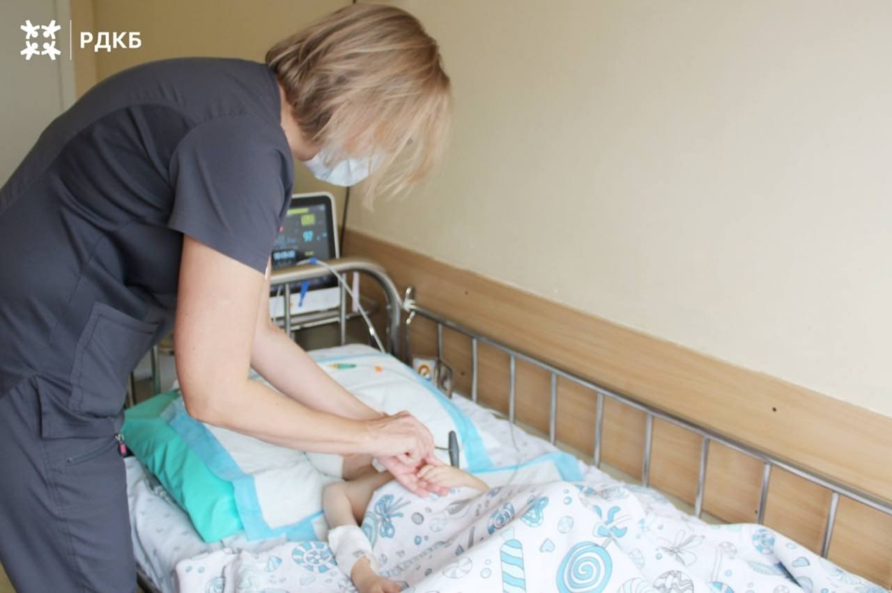 Выброшенная из окна родным отцом девочка начала двигать конечностями и говорить В настоящее время пациентка переведена из отделения реанимации и интенсивной терапии и проходит лечение в нейрохирургическом отделении С ней находится мама Здоровье малышки постепенно стабилизируется отметили медики По словам заведующего отделением Валентина Пальма у ребенка появились движения в конечностях способность глотать речь обращения к матери Она дышит самостоятельно и получает консервативную терапию целью которой является восстановление функций организма после травмирования За ее здоровьем ведет динамическое наблюдение мультидисциплинарная команда специалистов клиники отметил доктор Напомним 9 октября 34 летний мужчина выбросил из окна квартиры на четвёртом этаже многоквартирного дома свою маленькую дочь Малышку в крайне тяжёлом состоянии доставили в уфимскую больницу 17 ее прооперировали После она была переведена в Российскую детскую клиническую больницу в Москву Горе отец направлен на психиатрическую экспертизу Честно говоря ВК MAX подписывайтесь