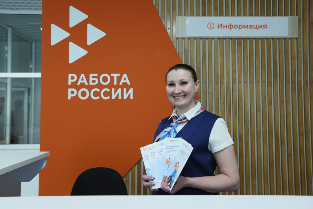 В Челябинской области новым профессиям обучаются люди всех возрастов Об этом на пресс-конференции в медиахолдинге «Гранада Пресс» сообщил начальник Главного управления по труду и занятости населения Александр Шегуров. Отвечая на вопрос корреспондента Полит74, эксперт рассказал, что среди обучающихся мужчины и женщины разных возрастных групп, и особое внимание уделяется категориям граждан, которые проходят обучение по национальному проекту «Кадры». К ним относятся люди старше 50 лет, женщины, воспитывающие детей дошкольного возраста и не состоящие в трудовых отношениях, а также женщины, находящиеся в декретных отпусках. Эти группы зачастую теряют профессиональные навыки и квалификацию, поэтому получают возможность овладеть новой профессией. Александр Шегуров отметил, что люди разных возрастов по-разному приходят к необходимости смены профессии и ищут варианты для обучения, чтобы освоить новую специальность. Среди обучающихся меньше всего молодых людей в возрасте 22–25 лет, которые, возможно, сделали неверный первоначальный выбор профессии и теперь меняют ее. Важно, что есть примеры, когда люди начинают с простых производственных должностей и быстро продвигаются до руководящих позиций.
