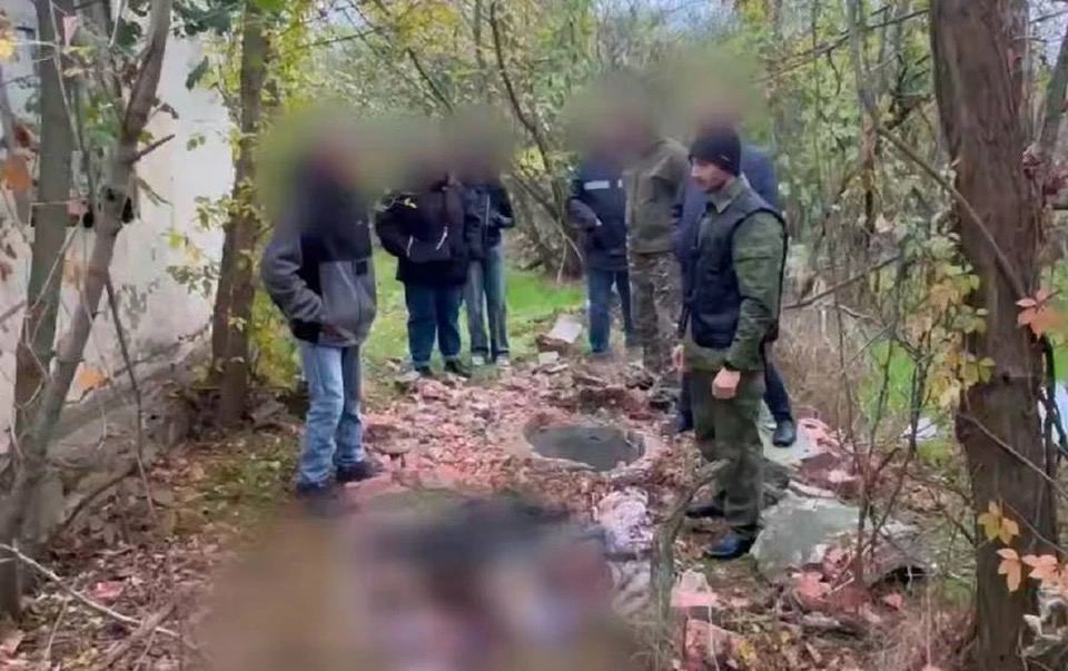 Житель Кубани убил сестру и спрятал тело в колодце В Кущевском районе два месяца искали 41 летнюю женщину с инвалидностью Она перестала выходить на связь а пенсию за неё приходил получать брат Соседи забили тревогу и подключились следователи Правда оказалась страшнее любых слухов 54 летний брат признался во время ссоры в летней кухне он задушил сестру Чтобы скрыть преступление вывез тело на окраину хутора и сбросил в колодец сверху закидав мусором и газетами Мужчина всем говорил что сестра уехала к родственникам но версия быстро развалилась На допросе он показал место где спрятал тело Теперь фигурант под арестом по делу назначены экспертизы kp kuban