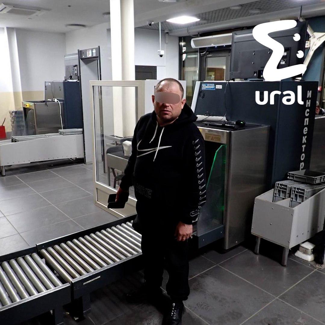 Пермяк украл сумку с двумя миллионами рублей на вокзале Екатеринбурга. Объяснил свой поступок 44-летний мужчина тем, что его «попутал бес. По данным следствия, мужчина взял сумку, принадлежащую местному предпринимателю, и спрятал её в туалете. Задержали воришку у входа на вокзал, где он сидел с невинным видом. Мужчина признался, что был пьян и не собирался воровать умышленно. Теперь ему грозит до 10 лет лишения свободы. Подписаться Прислать новость