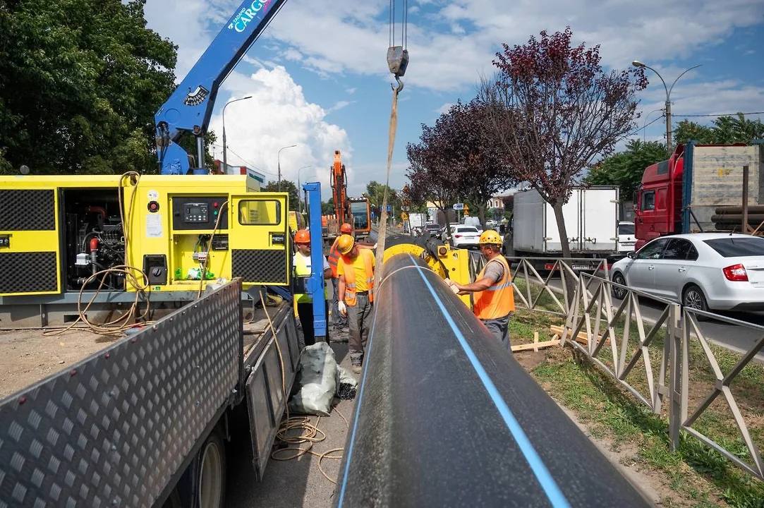 В Краснодаре скорректировали инвестпрограмму по улучшению сетей водоснабжения   Она рассчитана до конца 2040 года, сообщает в своем Telegram-канале глава города Евгений Наумов. В инвестпрограмму добавили: 4,3 км водоснабжения и 5 км сетей водоотведения. Внесли также девять дополнительных скважин, водозабор для застройки участков многодетных семей в поселке Пригородном и КНС для ФОКа в поселке Знаменском.         Подписывайтесь на «Ъ- Кубань-Черноморье» ДЗЕН ВКонтакте  Одноклассники  #Краснодар