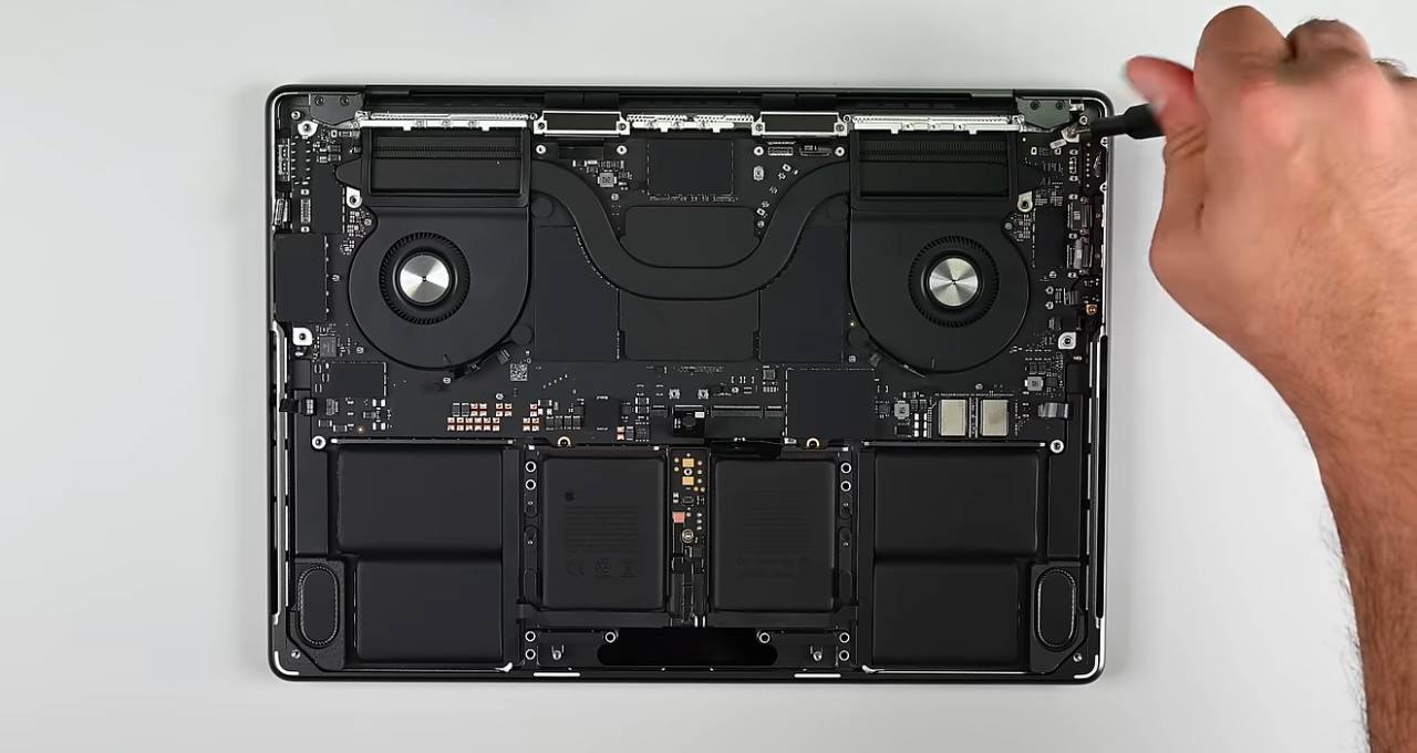 iFixit разобрали MacBook Pro M4  MacBook Pro с чипом M4 Pro почти идентичен MacBook Pro с сипом М3 Pro, Apple практически не изменила внутренний дизайн.  MacBook Pro с M4 Pro имеет больший радиатор, чем у M3 MacBook Pro, для улучшения теплоотвыдения, но по сборке и размеру аккумулятора они одинаковы.   Извлечение аккумулятора по-прежнему требует извлечения трекпада, поскольку клейкие вкладки аккумулятора находятся под платой управления трекпада.   Добраться до материнской платы все так же можно, но открутив массу винтов и отсоединив множество кабелей.