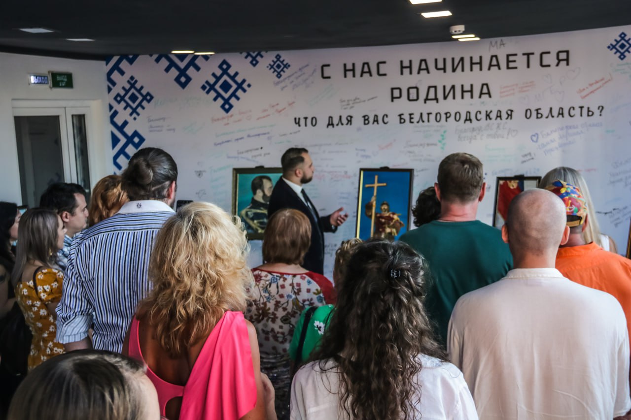 5 августа на базе Центра молодёжных инициатив открылась персональная выставка художника и офицера-подводника Военно-морского флота Карнюшина Никиты Сергеевича Концептуальная выставка «Родная Гавань» посвящена маринистике, кораблям и подводным лодкам ВМФ РФ, а также истории России и образам великих правителей. Картины Никиты Карнюшина вдохновлены морскими просторами и службой в Военно-морском флоте. Часть работ, представленных на выставке «Родная Гавань», была создана прямо в море, во время дальнего похода на корабле «Смольный» от Кронштадта до Владивостока. Гости также смогли увидеть личную военную форму художника и атрибутику ВМФ, а заряд положительных эмоций они получили благодаря выступлению рок-группы «Витязь»! Ценители искусства могут посетить выставку до 10 августа!