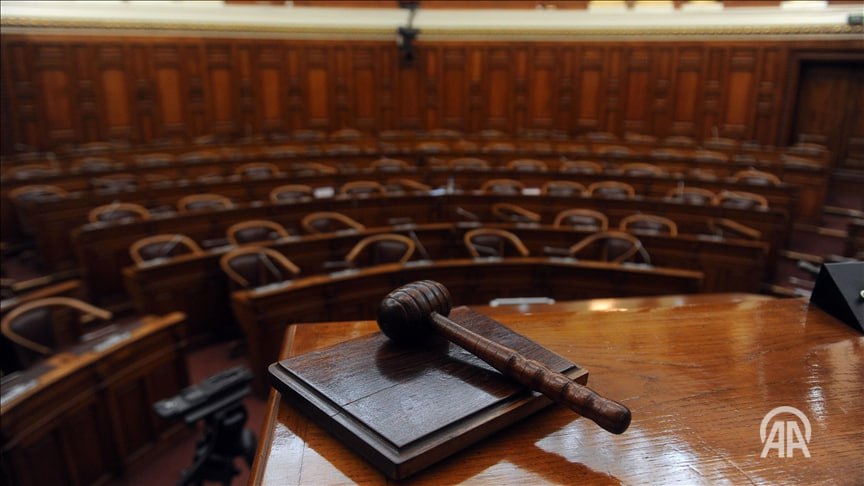 Парламент единогласно проголосовал в поддержку законопроекта признающего французскую колонизацию страны с 1830 по 1962 год преступлением Согласно документу Франция несет юридическую ответственность за свое колониальное прошлое в Алжире и за те трагедии которые оно повлекло за собой В законе в число преступления французской колонизации включены ядерные испытания внесудебные казни физические и психологические пытки а также систематическое разграбление ресурсов Подробнее на нашем сайте v aa com tr 3780217 24 7 в сутки с Агентством Анадолу