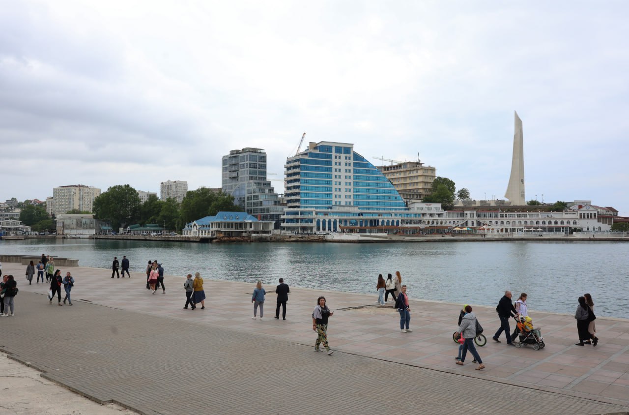 С 1 января 2026 года гостевые дома в Краснодарском крае Крыму и ряде других регионов начнут пропадать из выдачи сервисов бронирования если не войдут в реестр Росаккредитации Речь идет об эксперименте по легализации самого массового в России туристического жилья которое до сих пор находилось в серой зоне а теперь начало приобретать правовой статус В периметр эксперимента может попасть около 6 10 тыс объектов рассказали РБК в пресс службе Минэкономразвития За месяц до того как агрегаторы перестанут продвигать не прошедшие классификацию гостевые дома в реестр вошли 1 9 тыс объектов Как изменится работа гостевых объектов после 1 января 2026 года какие разъяснения по процедуре самооценки и включения в реестр дает Минэкономразвития и какие ошибки называет самыми распространенными в материале РБК Фото Petrov Sergey news ru Global Look Press РБК в Telegram и MAX