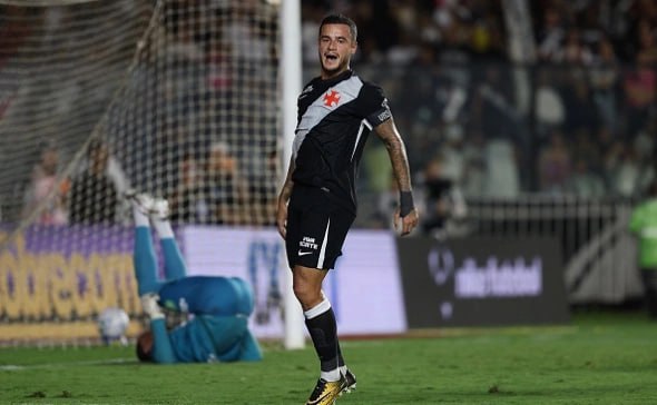 Московский ЦСКА заинтересован в подписании экс игрока Барселоны и Ливерпуля Филиппе Коутиньо Об этом сообщает Спорт Экспресс 33 летний полузащитник находится в статусе свободного агента после ухода из бразильского клуба Васко да Гама В прошлом сезоне он провел за команду 56 матчей во всех турнирах забил 11 голов и отдал пять голевых передач Getty Images Подписаться на РБК Спорт